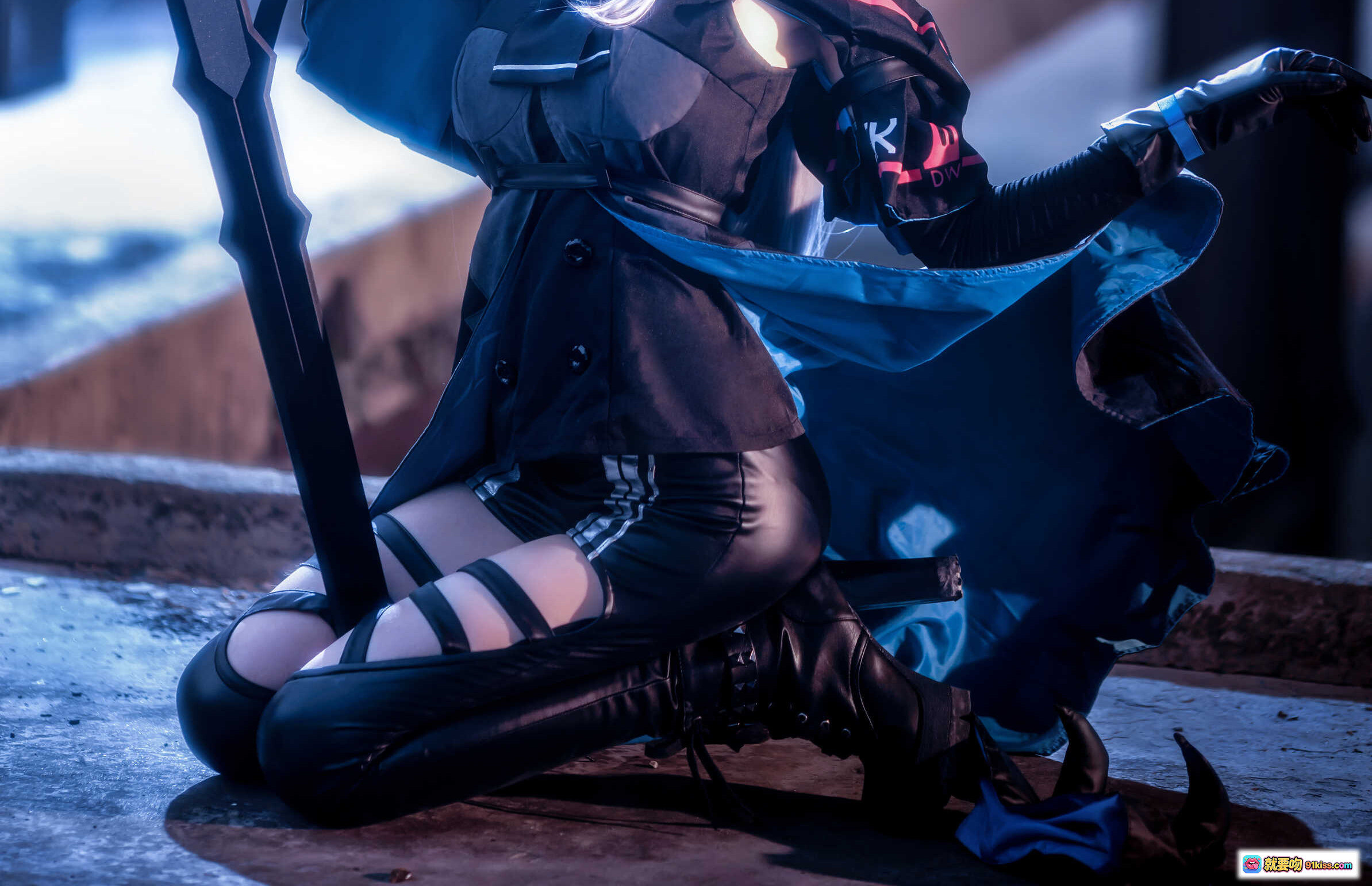 图片[6] - 桜桃喵斯卡蒂COS写真 | 银发少女持巨剑 | 黑蓝战衣精致还原 | 16P高清图集 - 就要吻