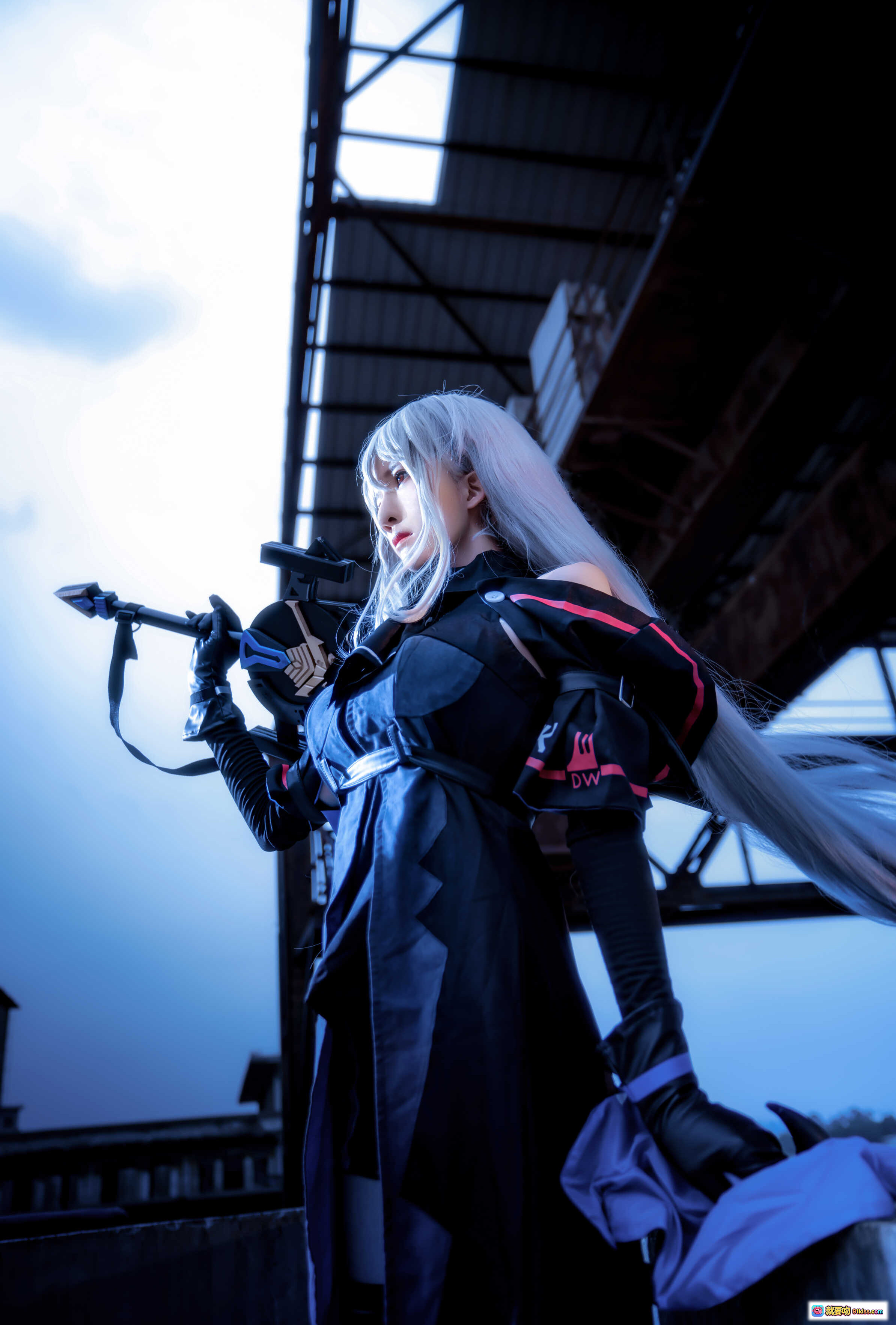 图片[3] - 桜桃喵斯卡蒂COS写真 | 银发少女持巨剑 | 黑蓝战衣精致还原 | 16P高清图集 - 就要吻