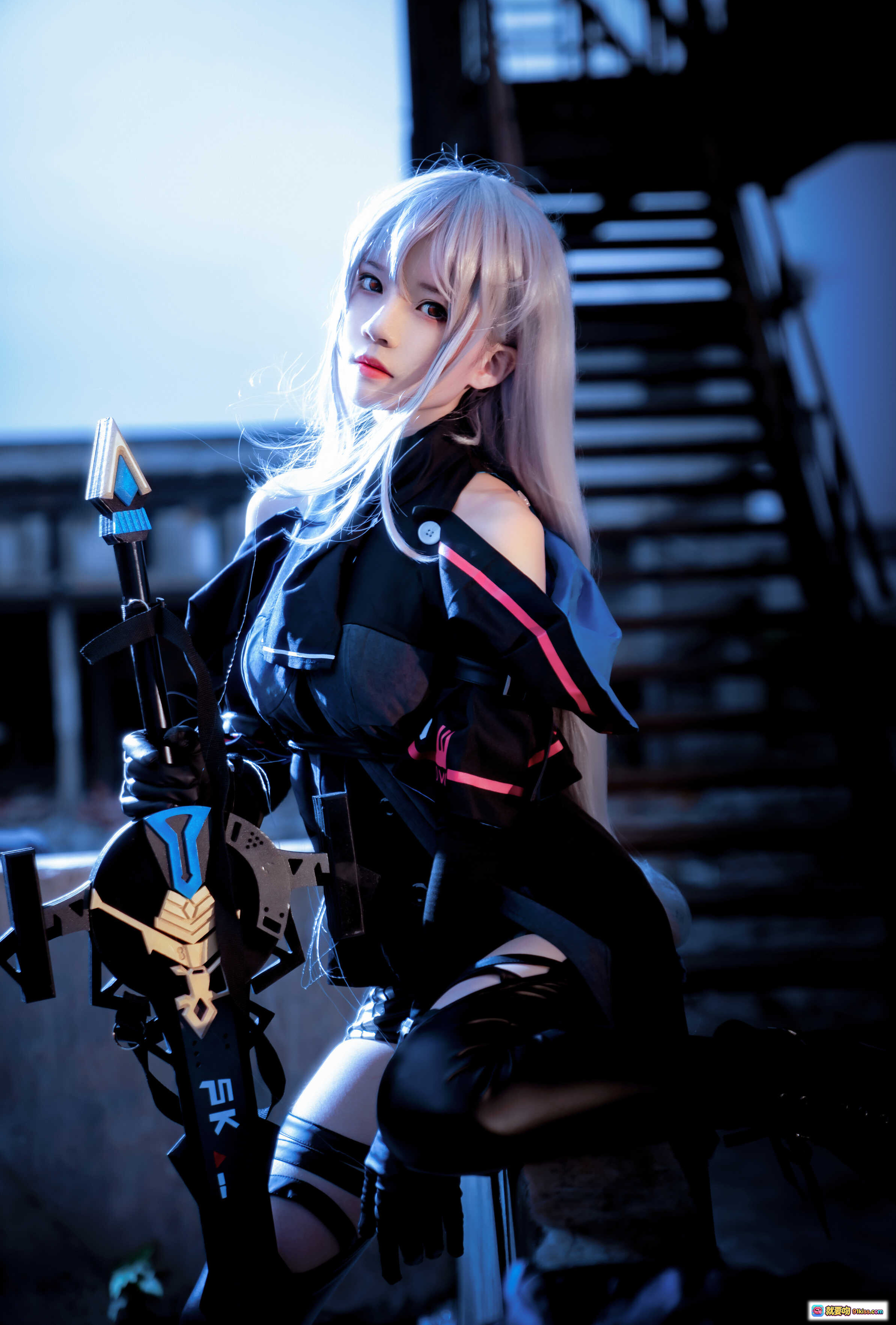 图片[10] - 桜桃喵斯卡蒂COS写真 | 银发少女持巨剑 | 黑蓝战衣精致还原 | 16P高清图集 - 就要吻