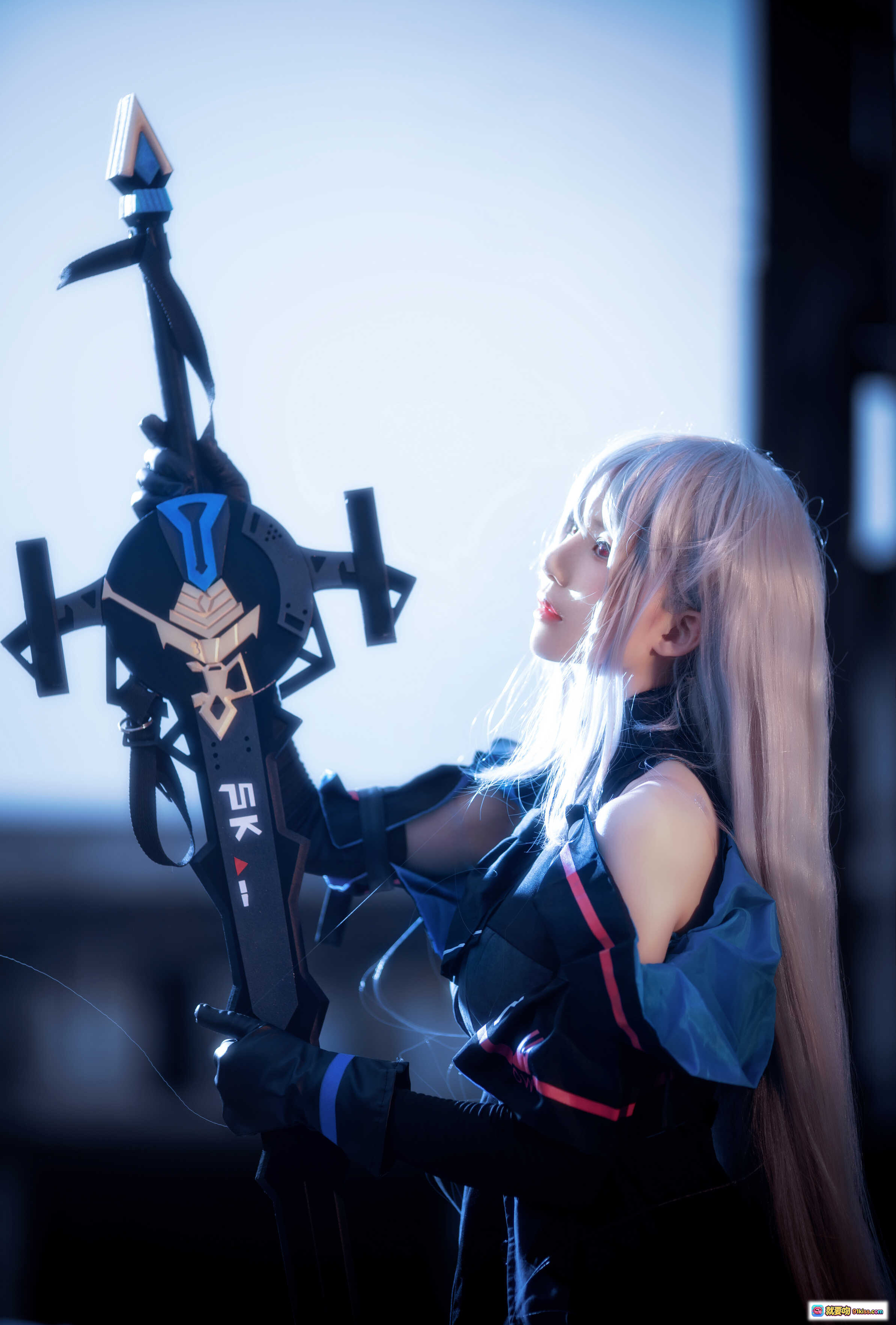 桜桃喵斯卡蒂COS写真 | 银发少女持巨剑 | 黑蓝战衣精致还原 | 16P高清图集 - 就要吻
