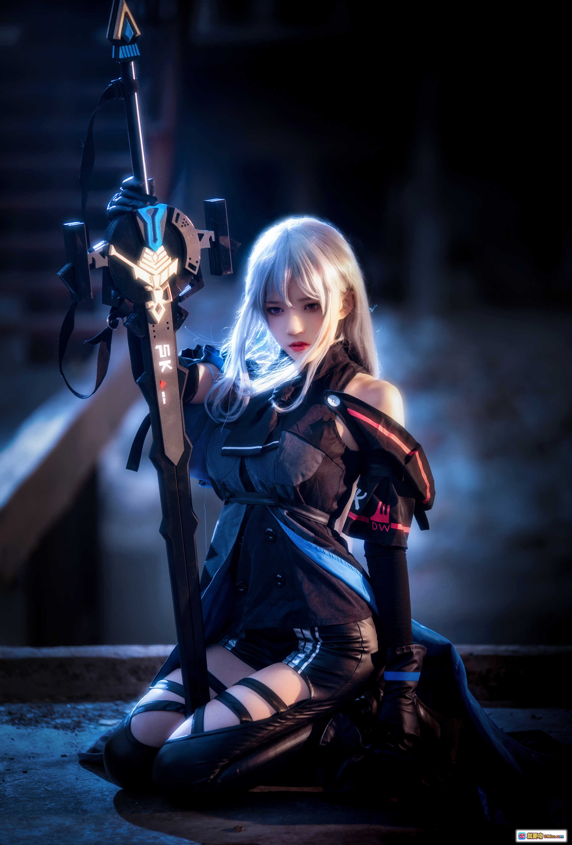 图片[8] - 桜桃喵斯卡蒂COS写真 | 银发少女持巨剑 | 黑蓝战衣精致还原 | 16P高清图集 - 就要吻