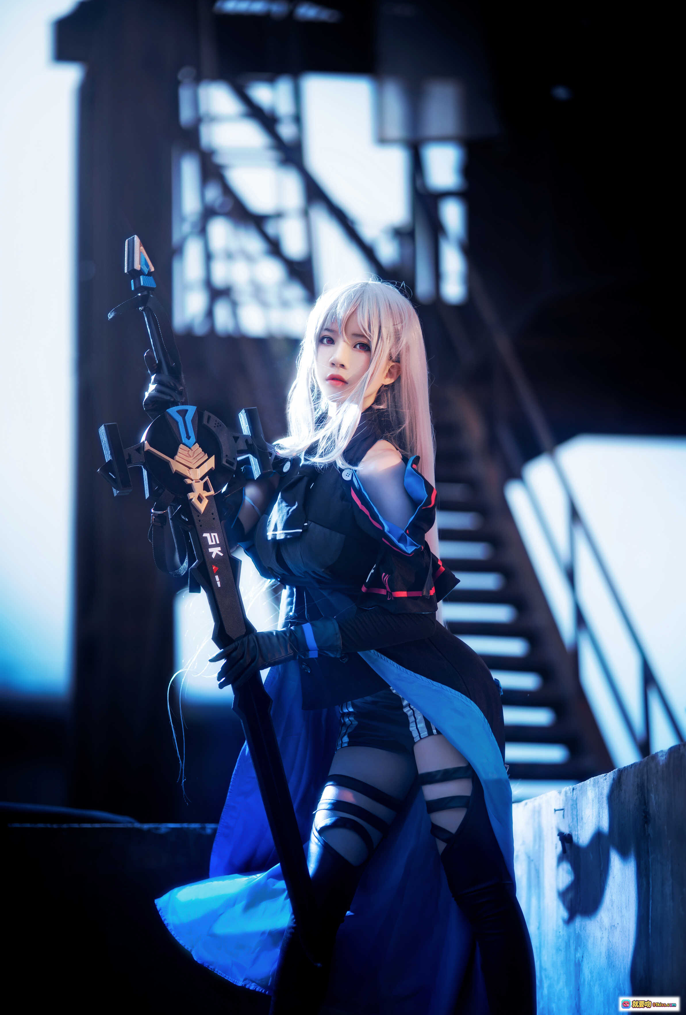 图片[9] - 桜桃喵斯卡蒂COS写真 | 银发少女持巨剑 | 黑蓝战衣精致还原 | 16P高清图集 - 就要吻