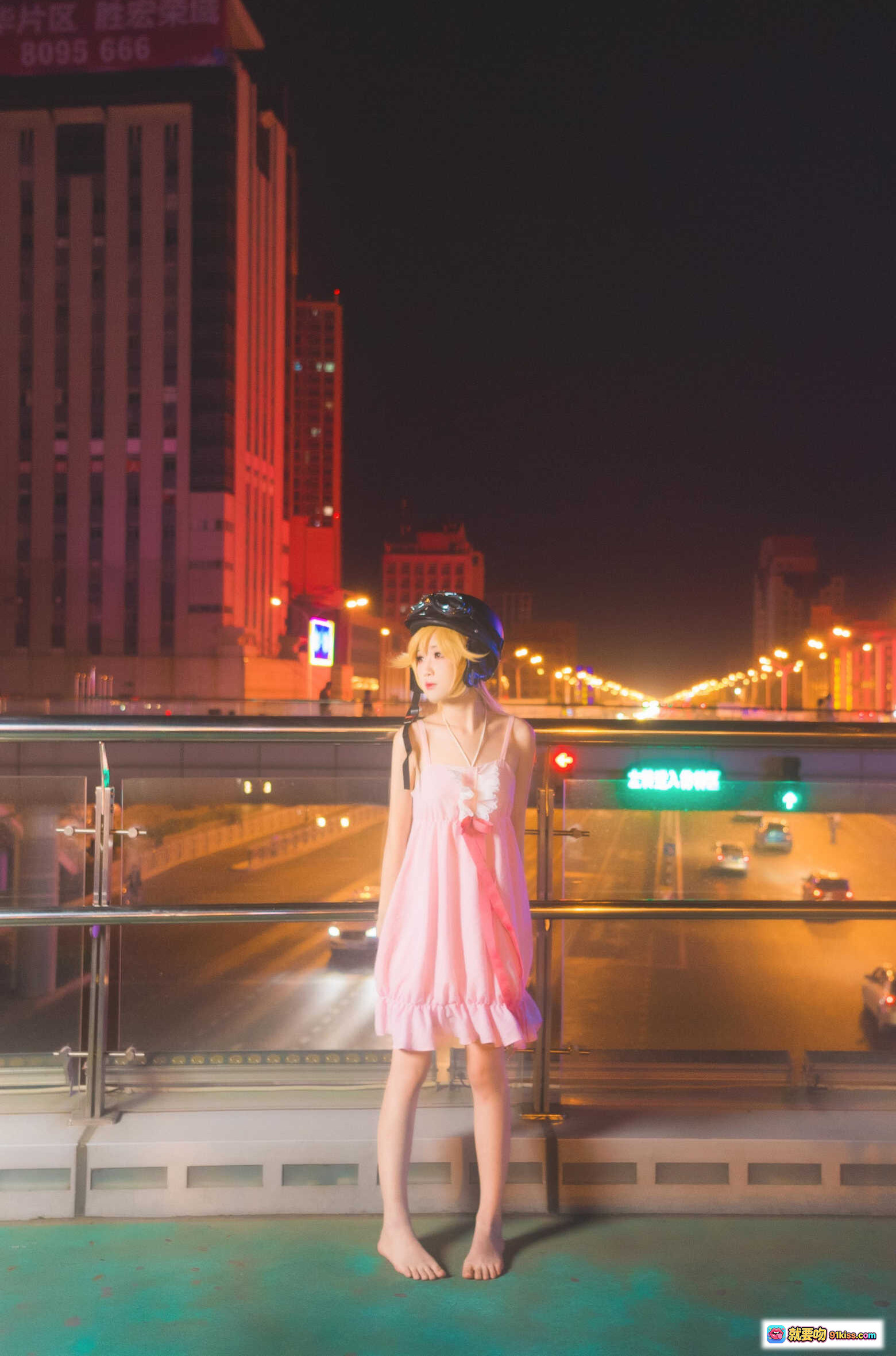 图片[3] - 妖君白研COS忍野忍夜景正片 | 日系物语系列化物语粉裙裸足动态姿势桥上拍摄 - 就要吻