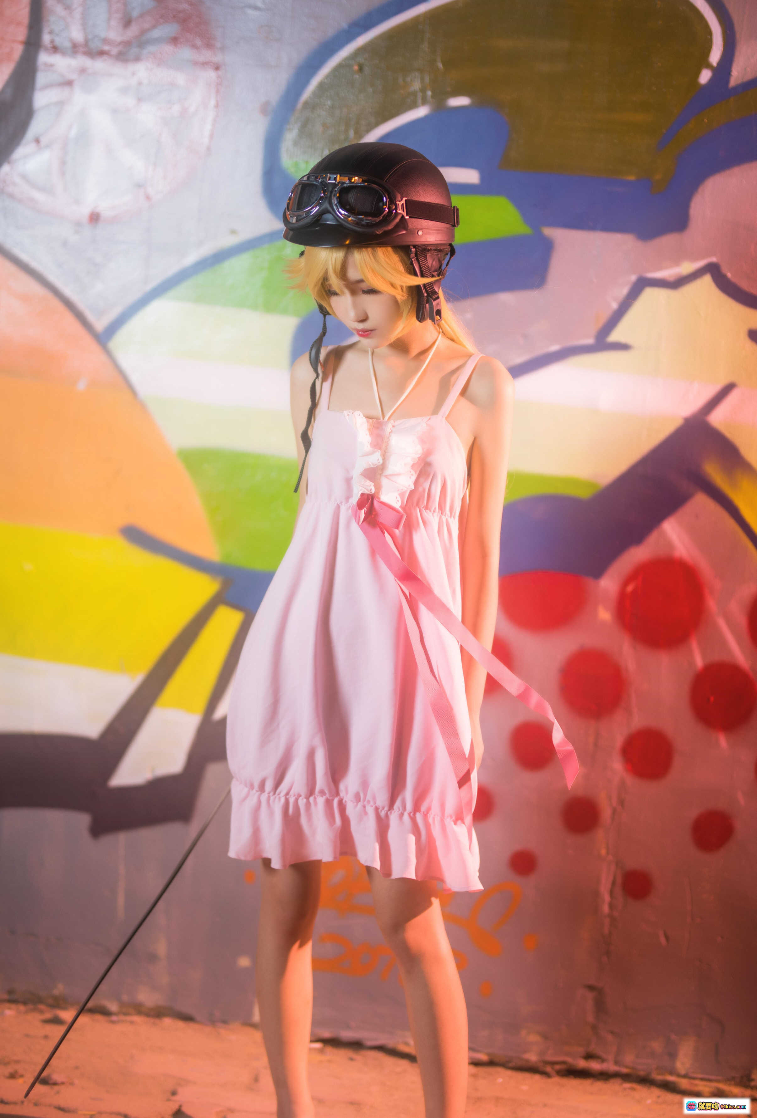 图片[2] - 妖君白研COS忍野忍夜景正片 | 日系物语系列化物语粉裙裸足动态姿势桥上拍摄 - 就要吻