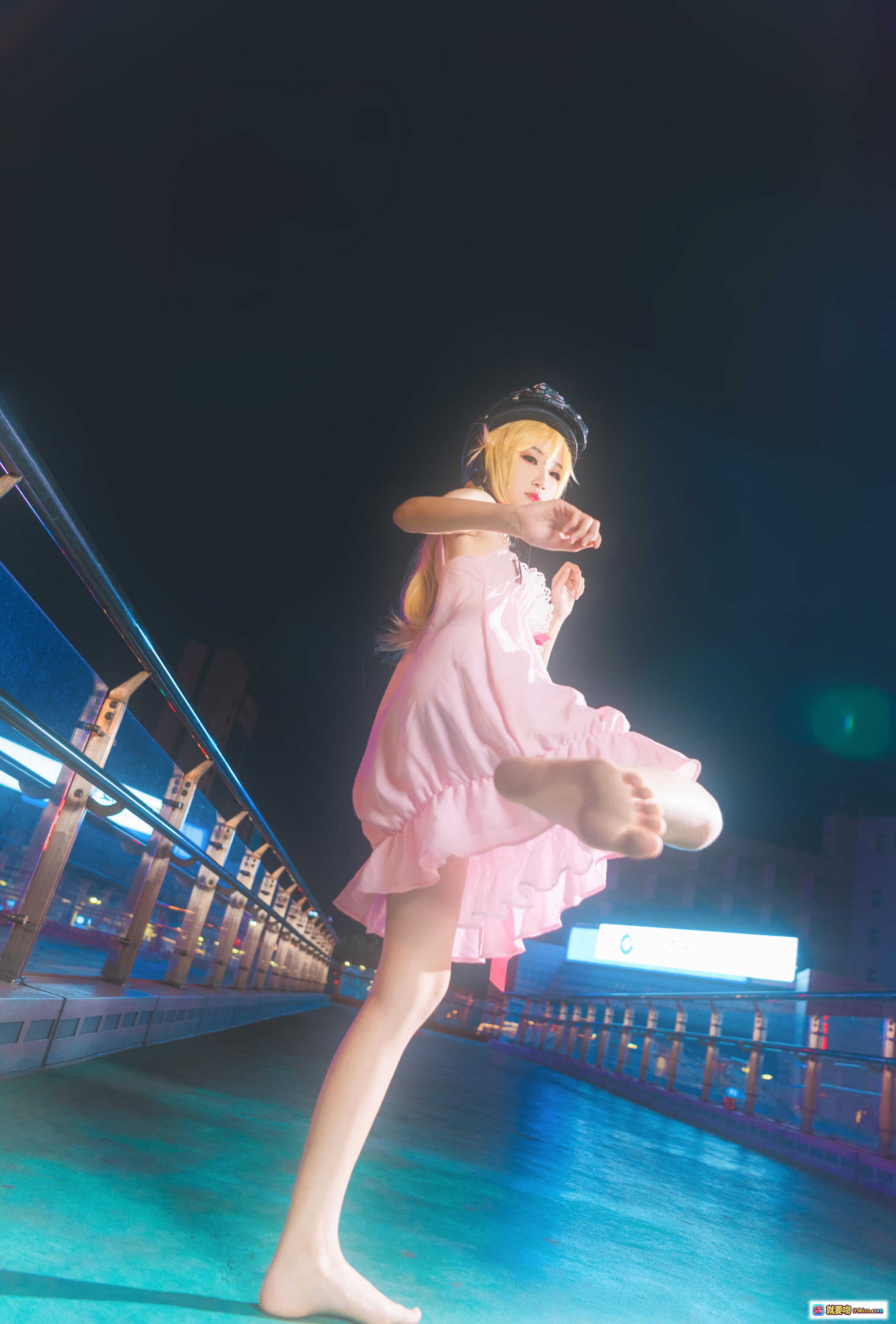 图片[1] - 妖君白研COS忍野忍夜景正片 | 日系物语系列化物语粉裙裸足动态姿势桥上拍摄 - 就要吻