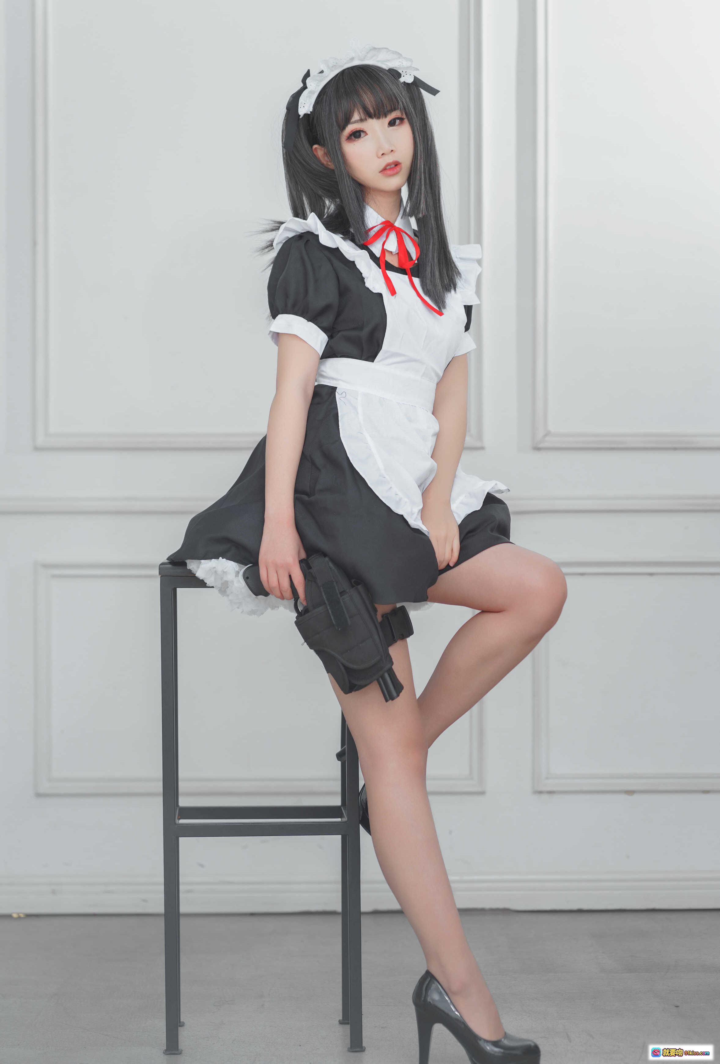 图片[6] - 面饼仙儿NO.062左轮女仆cos写真｜黑裙白边女仆装+高跟鞋+持枪姿势｜15P高清图集 - 就要吻