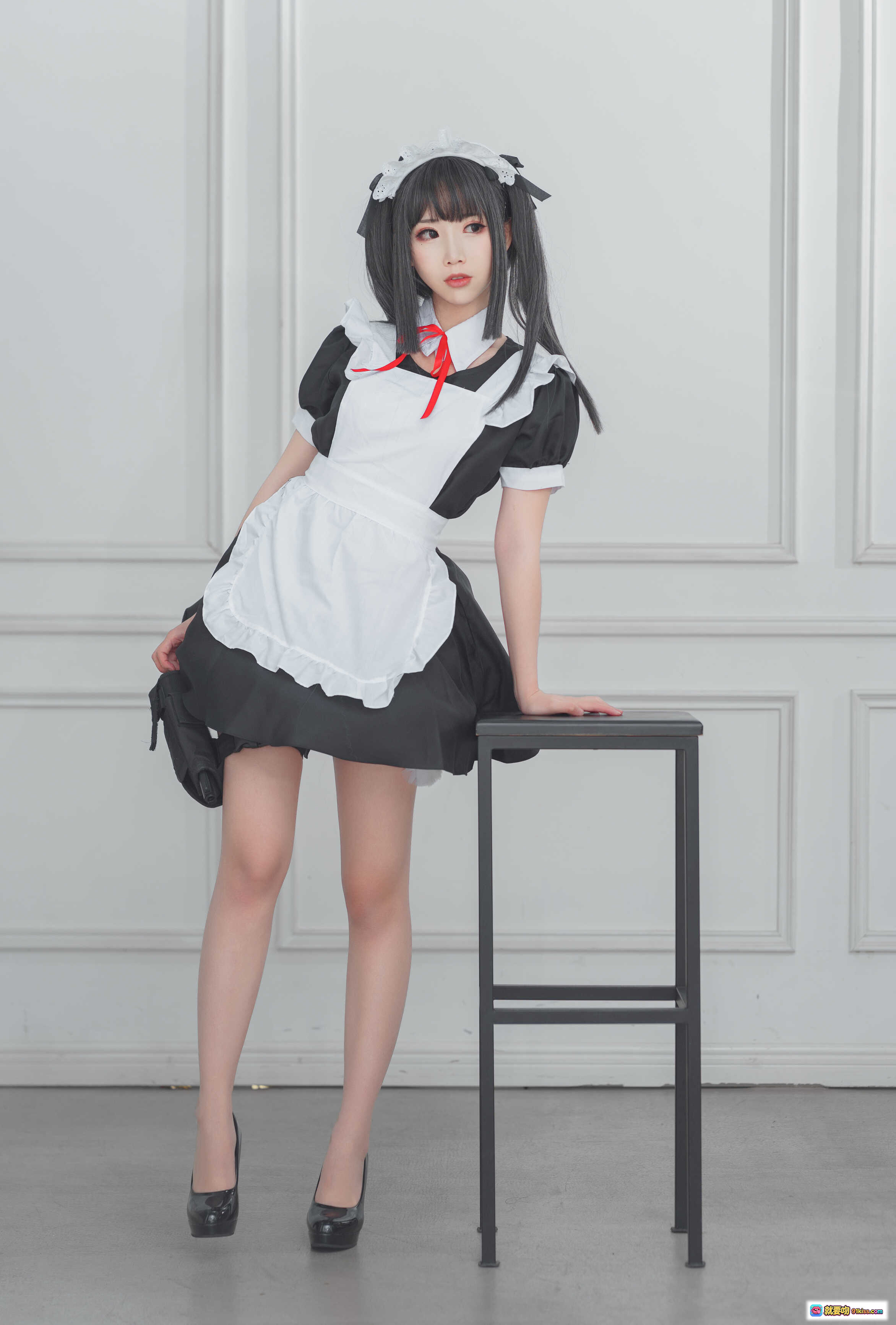 图片[8] - 面饼仙儿NO.062左轮女仆cos写真｜黑裙白边女仆装+高跟鞋+持枪姿势｜15P高清图集 - 就要吻