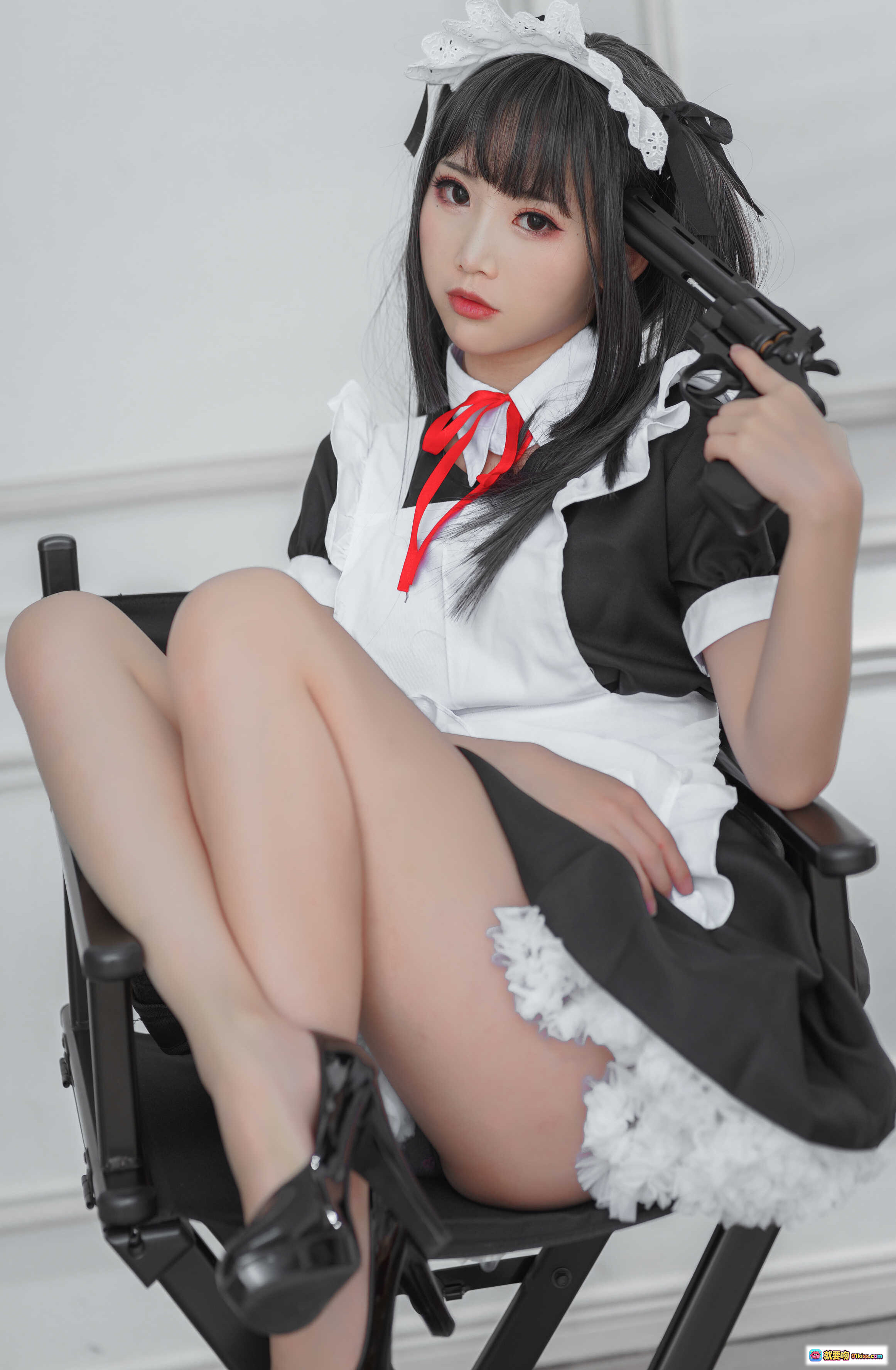 图片[5] - 面饼仙儿NO.062左轮女仆cos写真｜黑裙白边女仆装+高跟鞋+持枪姿势｜15P高清图集 - 就要吻