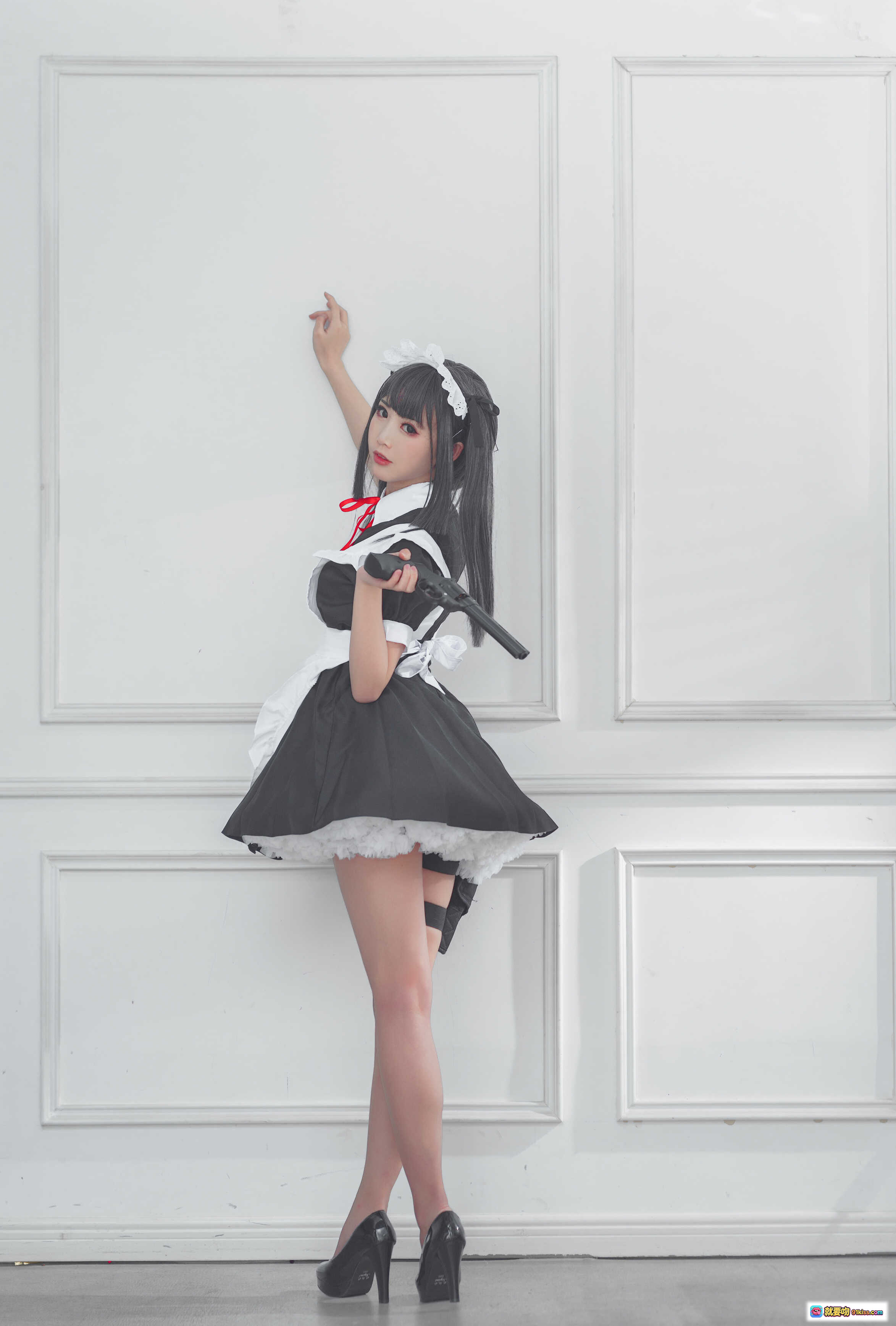图片[1] - 面饼仙儿NO.062左轮女仆cos写真｜黑裙白边女仆装+高跟鞋+持枪姿势｜15P高清图集 - 就要吻