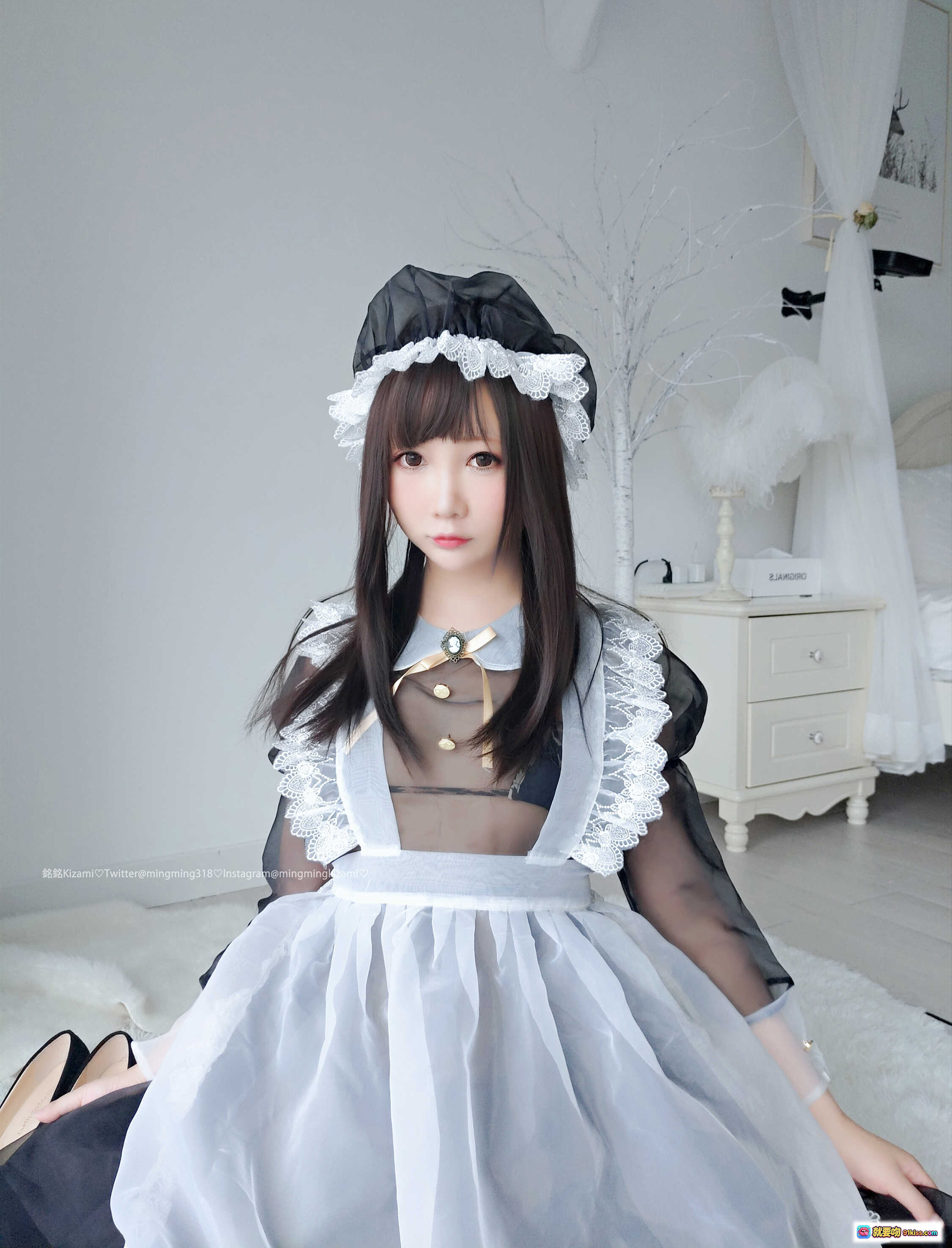 铭铭Kizami Vol.015 透明女仆装写真 甜美蕾丝黑帽白裙 日系洛丽塔风格 室内柔光拍摄 36P高清图集 - 就要吻