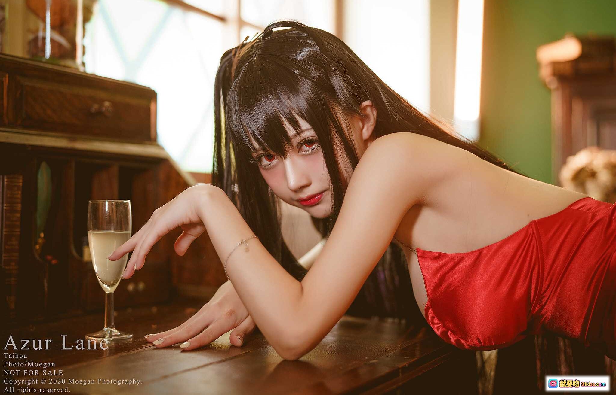 图片[9] - Azur Lane大鳳毒蘋果Ver.紅裙黑絲Cosplay寫真｜高質感室內攝影｜Taihou角色扮演｜Moegan攝影作品 - 就要吻