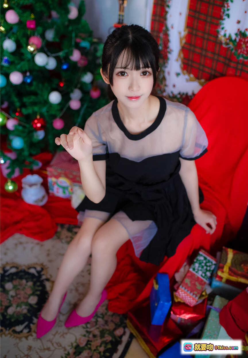 图片[9] - 鳗鱼霏儿NO.031加藤惠礼服写真｜黑裙粉鞋美腿特写｜室内花毯场景｜13P高清图集 - 就要吻