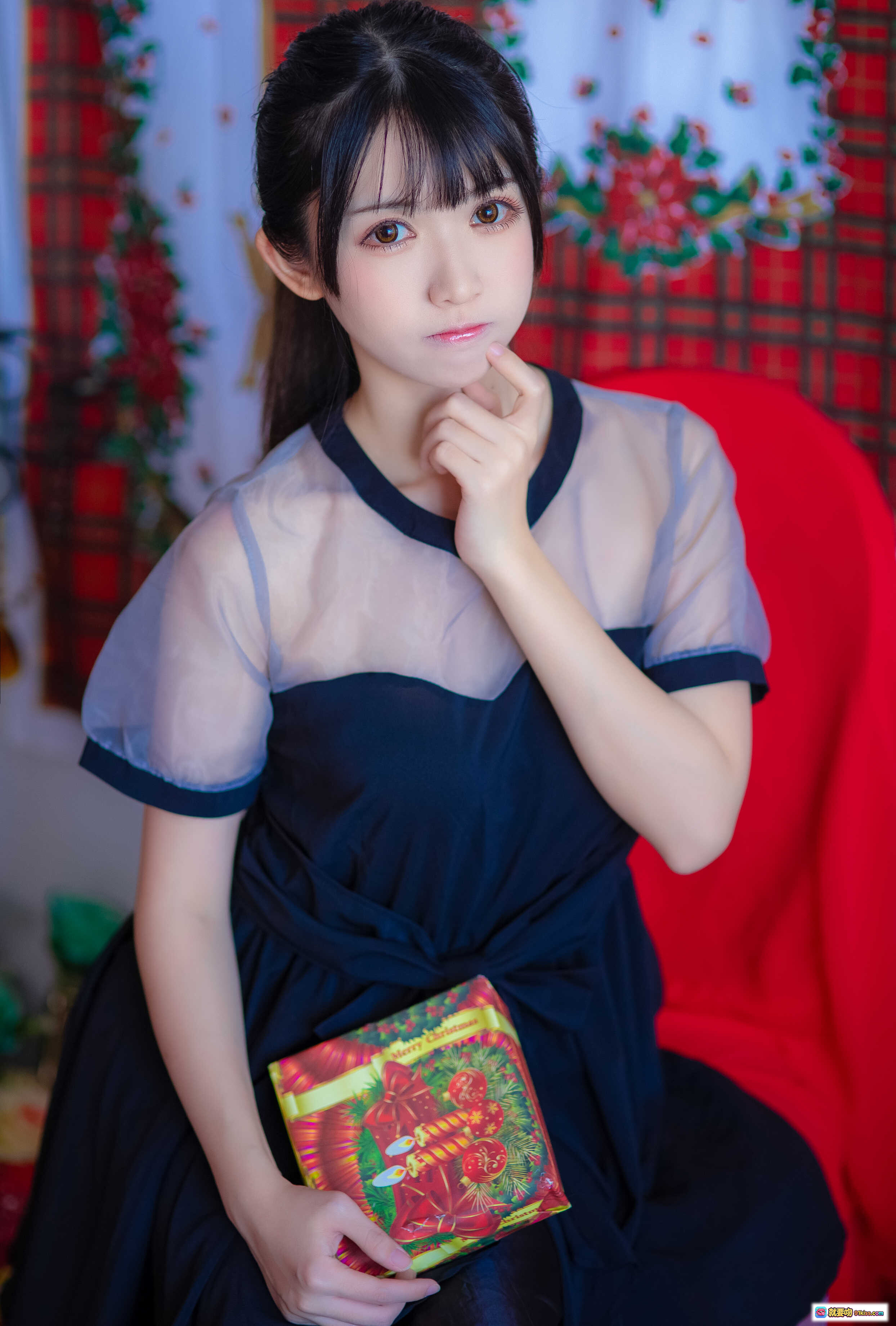 图片[4] - 鳗鱼霏儿NO.031加藤惠礼服写真｜黑裙粉鞋美腿特写｜室内花毯场景｜13P高清图集 - 就要吻