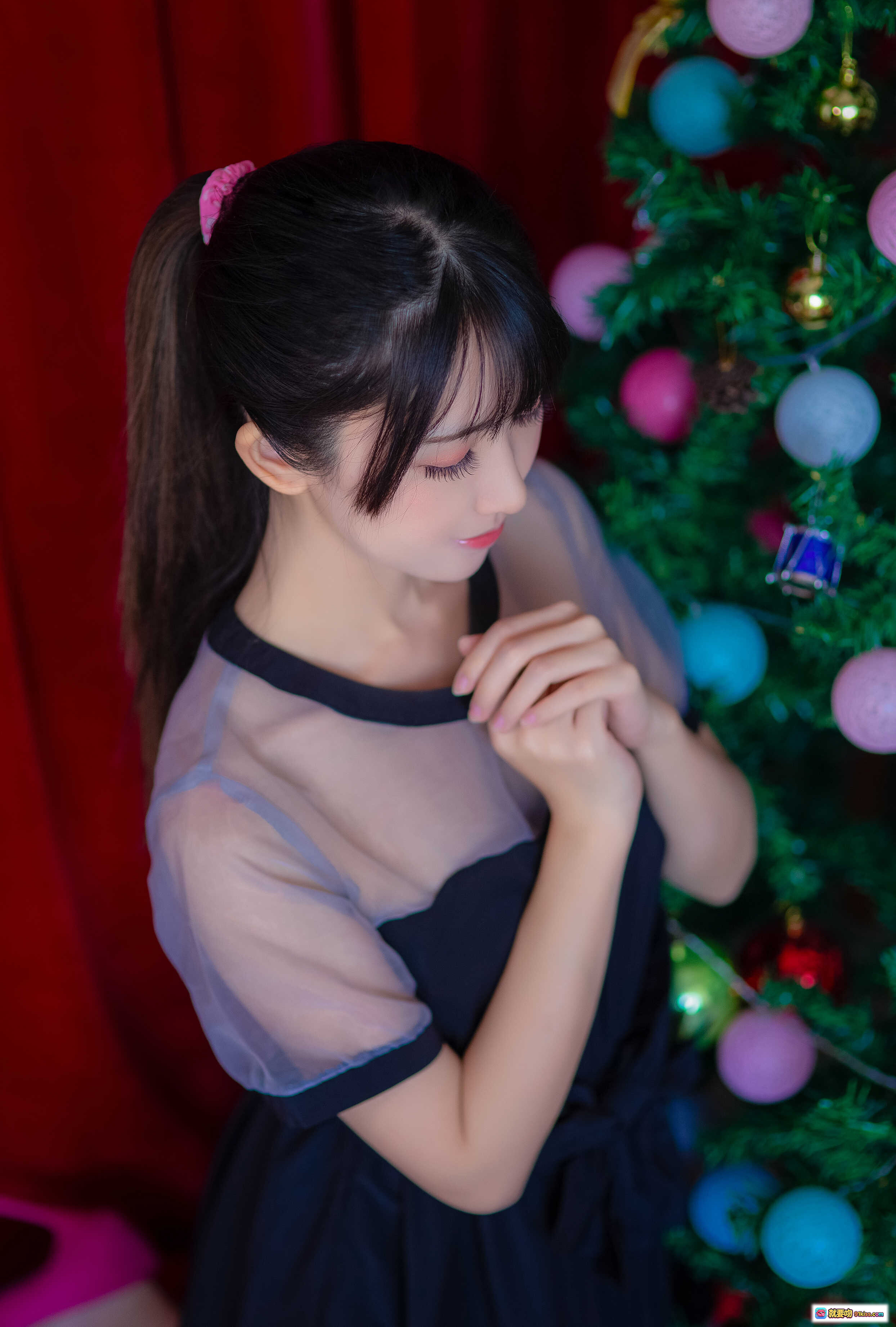 图片[8] - 鳗鱼霏儿NO.031加藤惠礼服写真｜黑裙粉鞋美腿特写｜室内花毯场景｜13P高清图集 - 就要吻