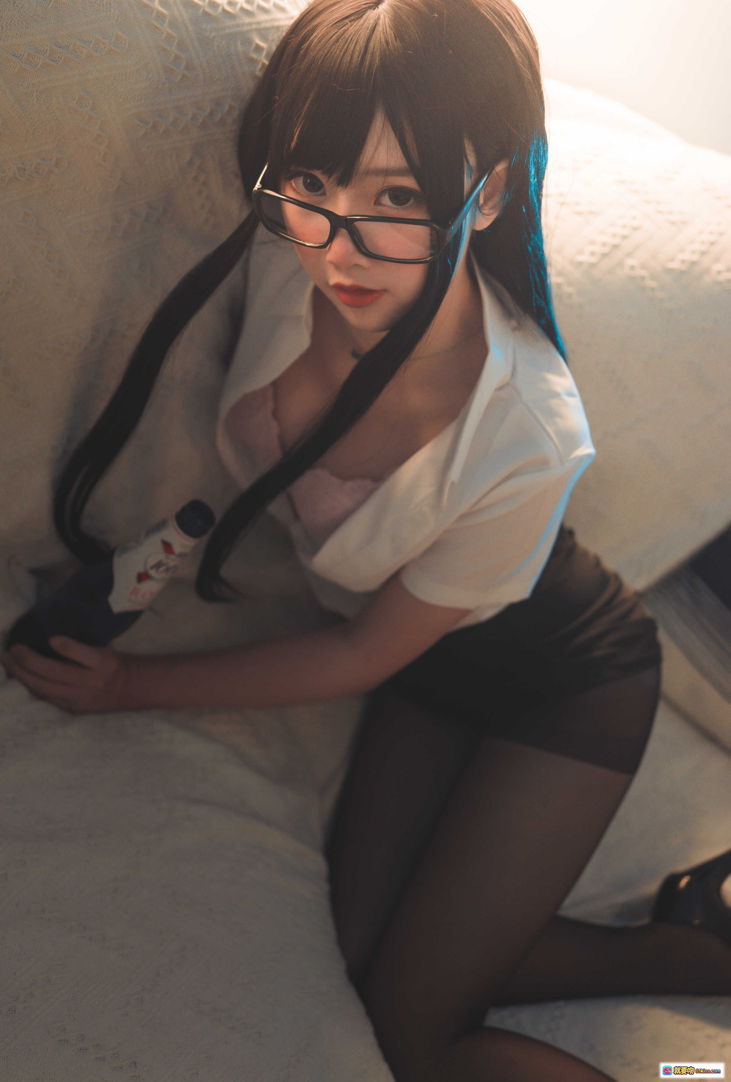 图片[4] - 面饼仙儿NO.042黑丝OL写真：眼镜少女抱啤酒瓶慵懒躺卧，白衬衫黑丝袜高跟鞋性感私房照 - 就要吻