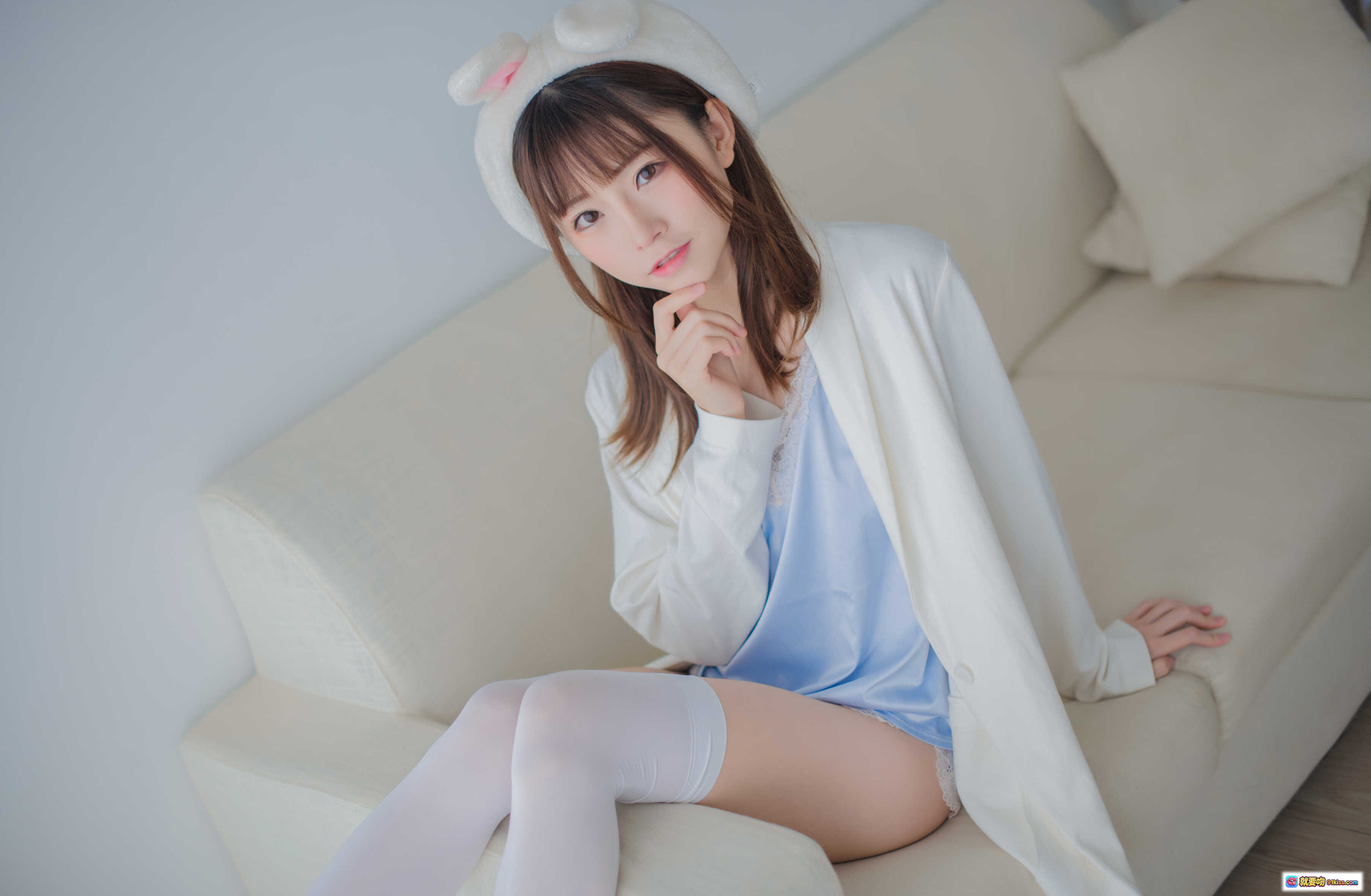 图片[10] - Kitaro绮太郎NO.078可爱桔子酱兔耳白丝蓝裙居家写真70P高清图集 - 就要吻