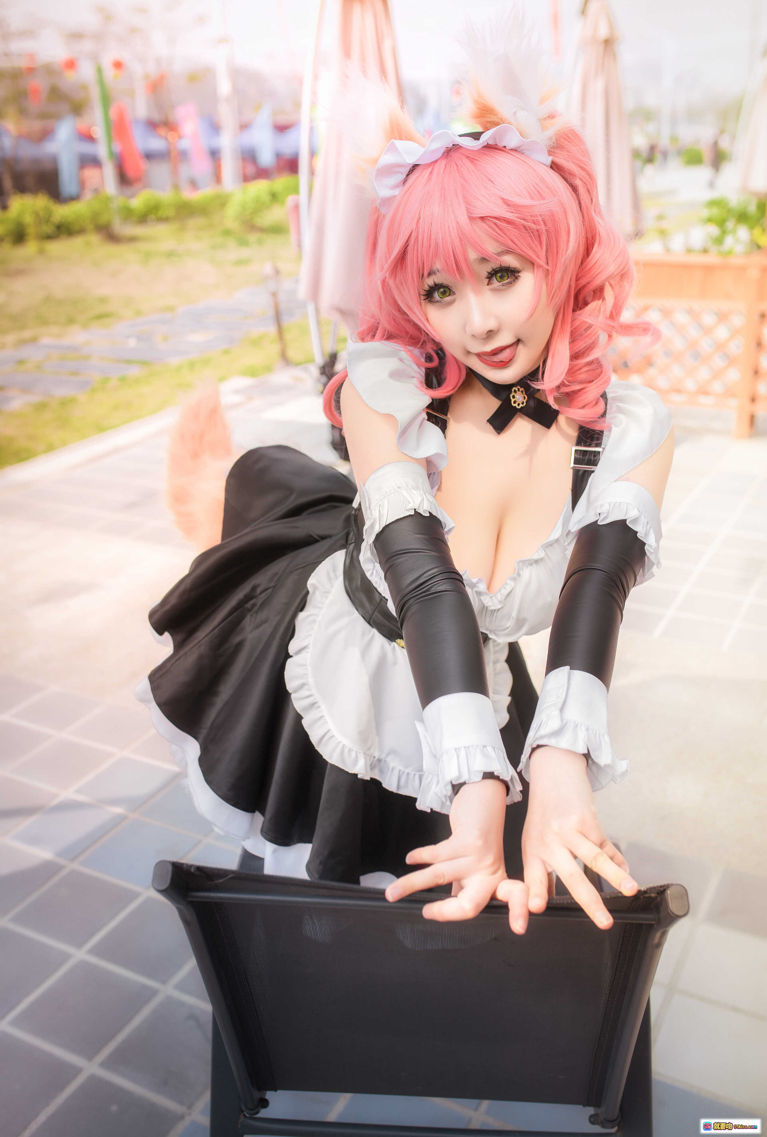 图片[8] - 三刀刀miido NO.006 Fate Extra玉藻前cosplay 粉发女仆装 黑白蕾丝裙 毛茸狐耳狐尾 高跟美腿 户外阳台写真 16P高清图集 - 就要吻