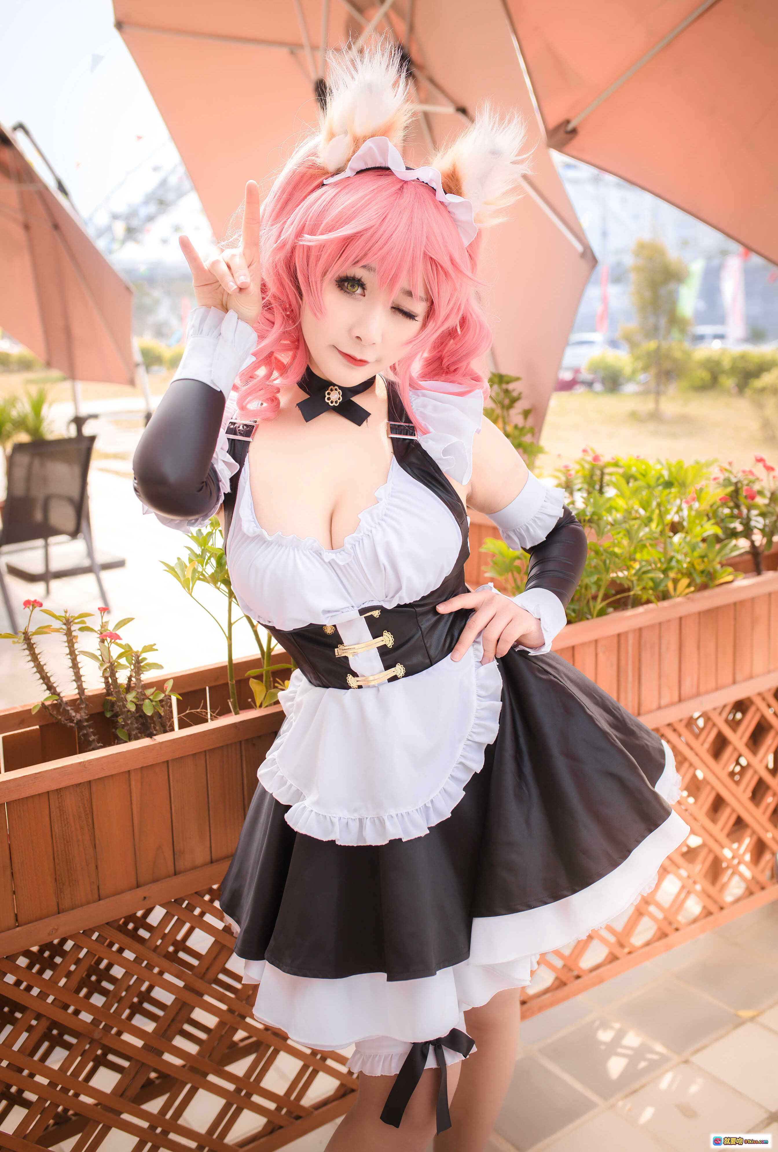 图片[6] - 三刀刀miido NO.006 Fate Extra玉藻前cosplay 粉发女仆装 黑白蕾丝裙 毛茸狐耳狐尾 高跟美腿 户外阳台写真 16P高清图集 - 就要吻