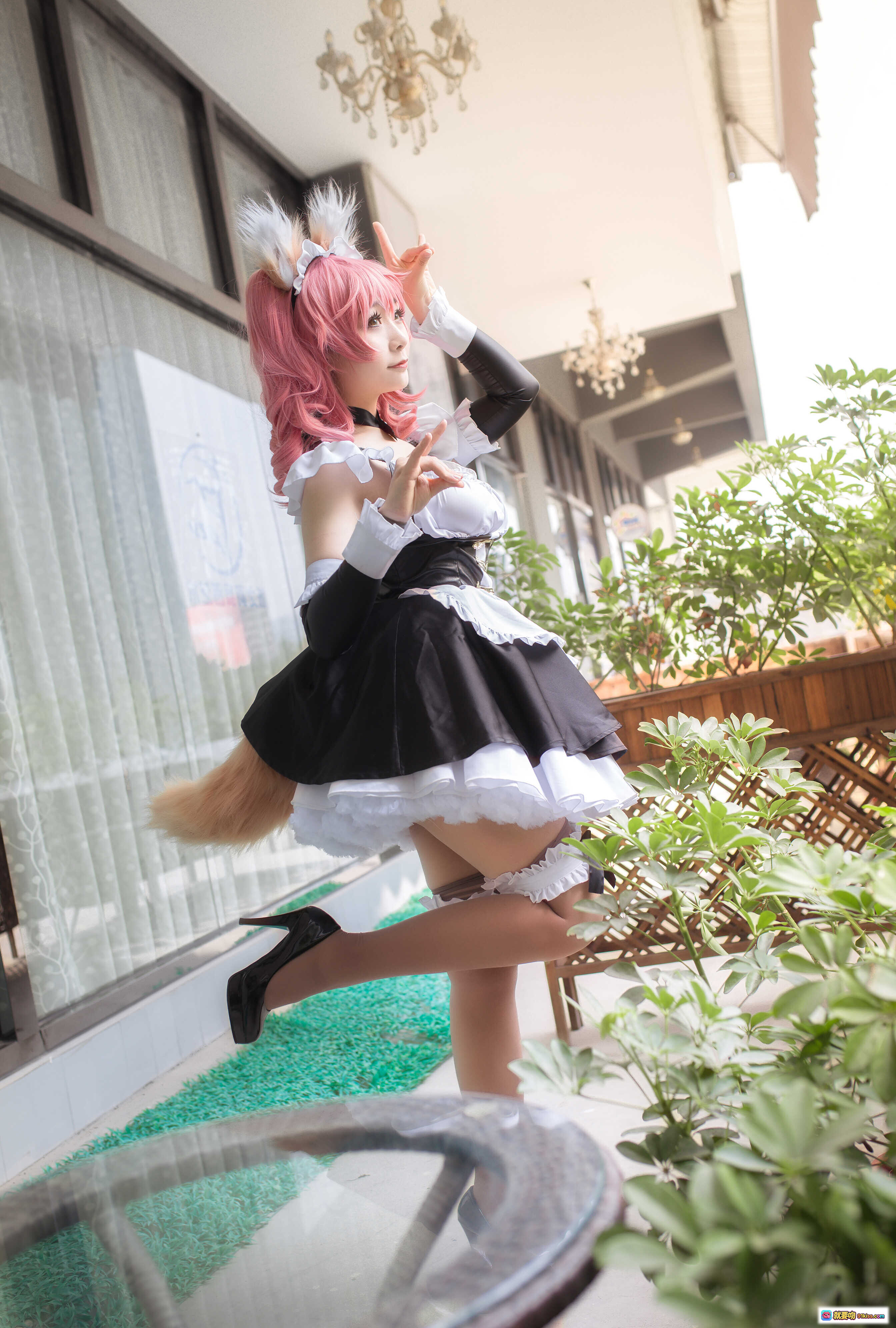 图片[1] - 三刀刀miido NO.006 Fate Extra玉藻前cosplay 粉发女仆装 黑白蕾丝裙 毛茸狐耳狐尾 高跟美腿 户外阳台写真 16P高清图集 - 就要吻