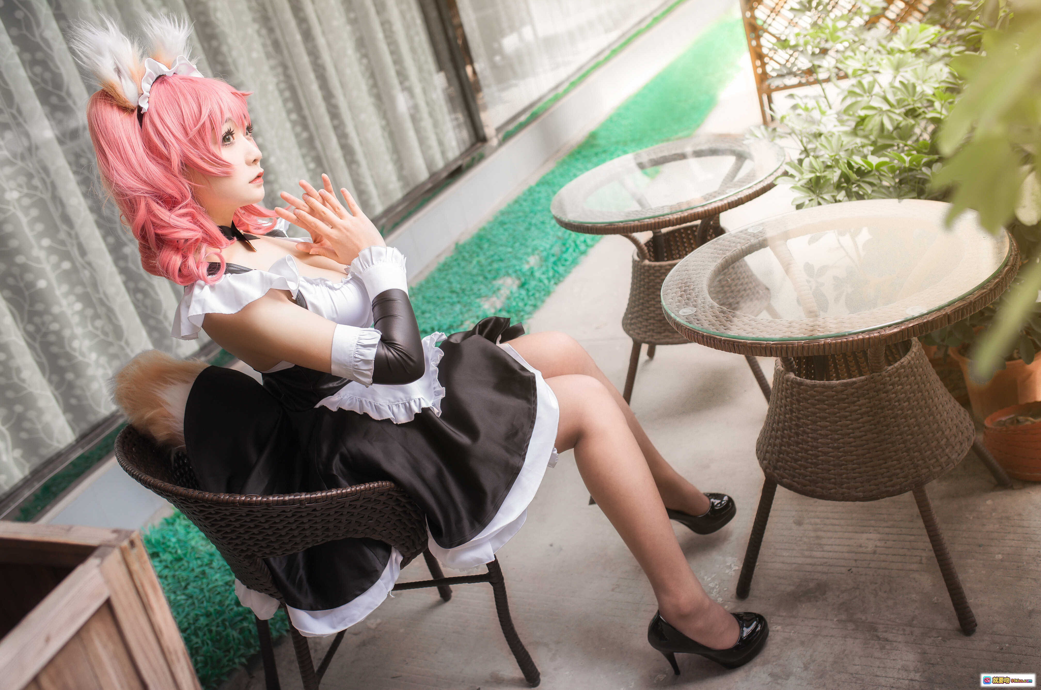 图片[10] - 三刀刀miido NO.006 Fate Extra玉藻前cosplay 粉发女仆装 黑白蕾丝裙 毛茸狐耳狐尾 高跟美腿 户外阳台写真 16P高清图集 - 就要吻