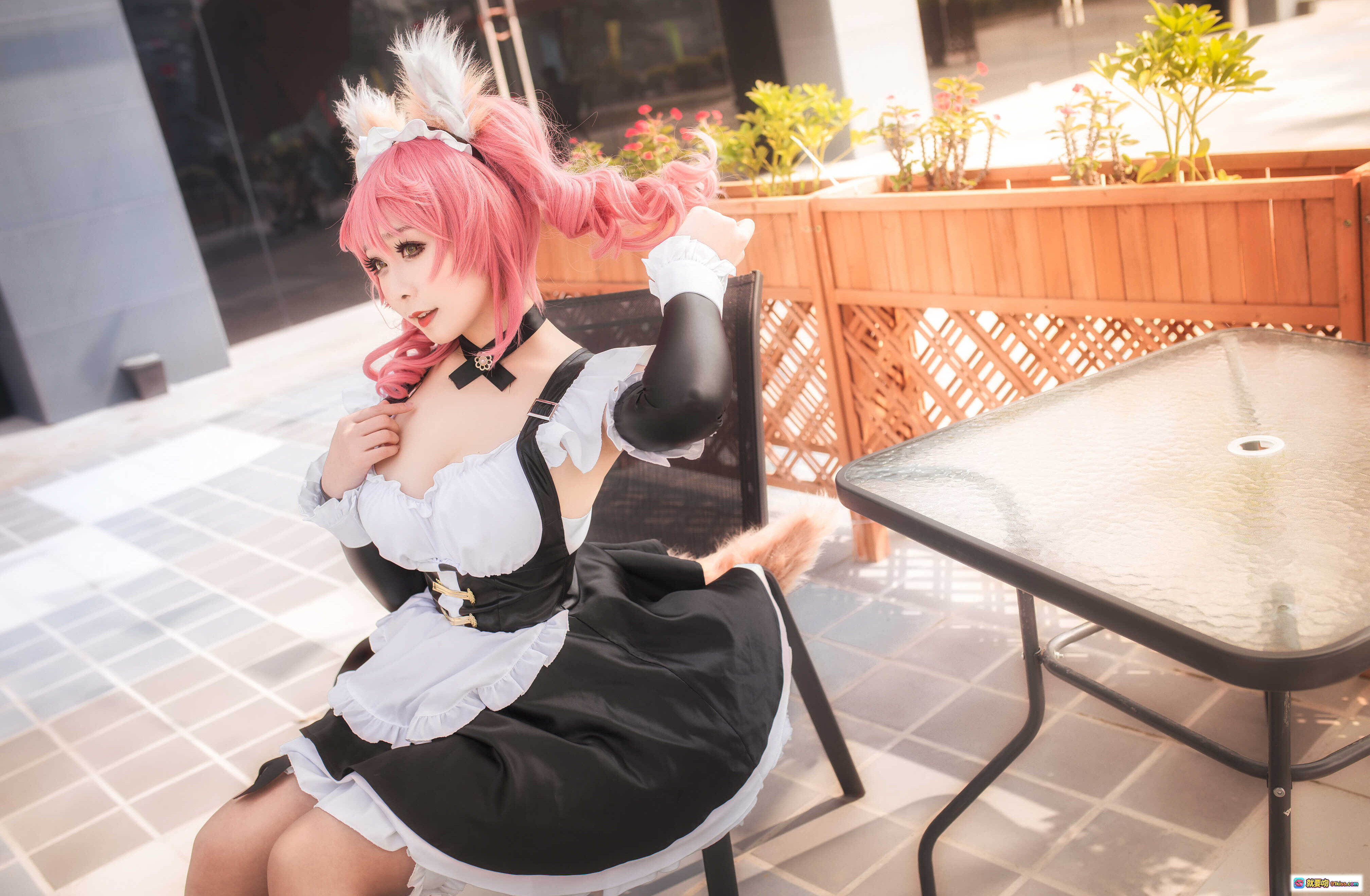图片[4] - 三刀刀miido NO.006 Fate Extra玉藻前cosplay 粉发女仆装 黑白蕾丝裙 毛茸狐耳狐尾 高跟美腿 户外阳台写真 16P高清图集 - 就要吻