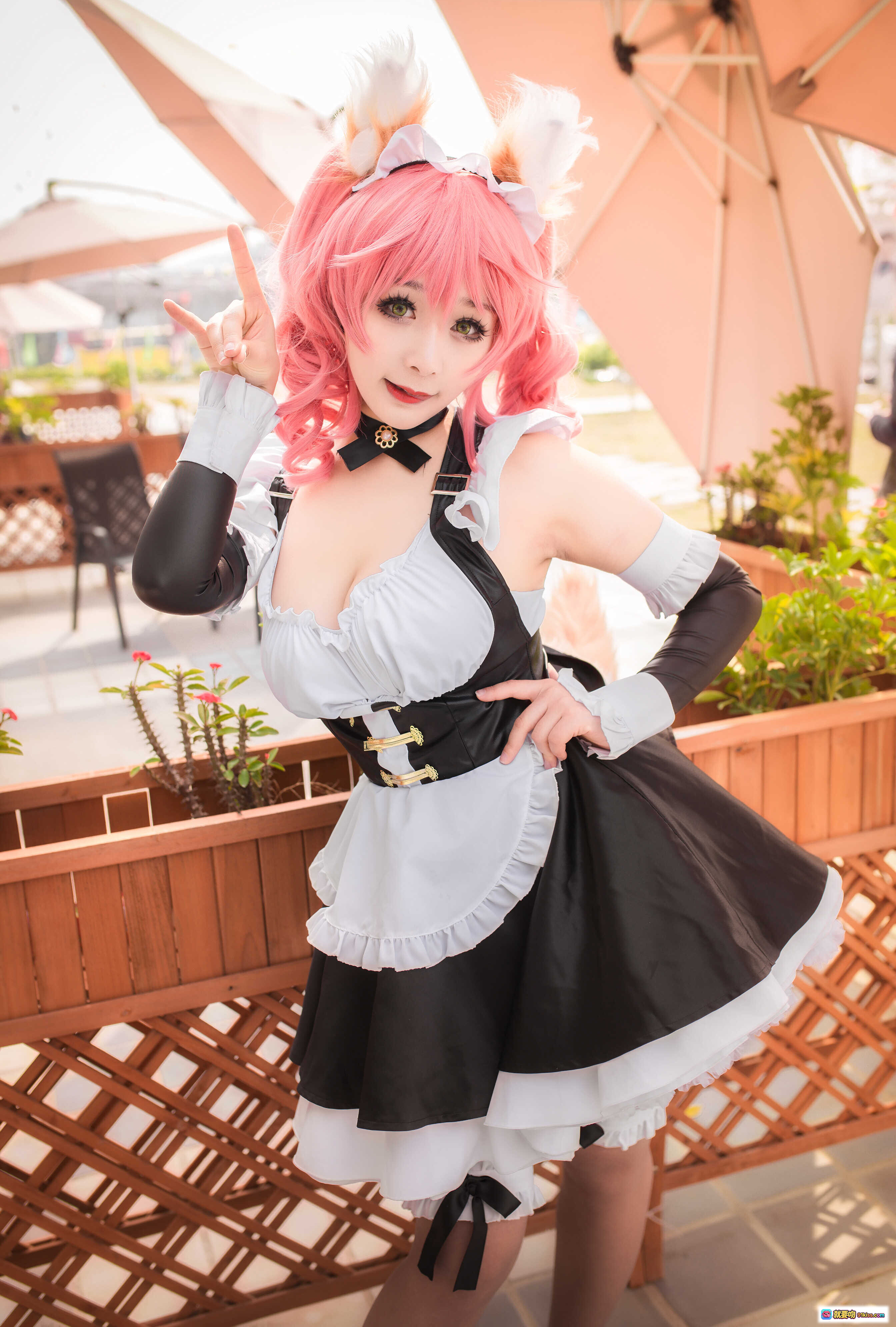 图片[7] - 三刀刀miido NO.006 Fate Extra玉藻前cosplay 粉发女仆装 黑白蕾丝裙 毛茸狐耳狐尾 高跟美腿 户外阳台写真 16P高清图集 - 就要吻