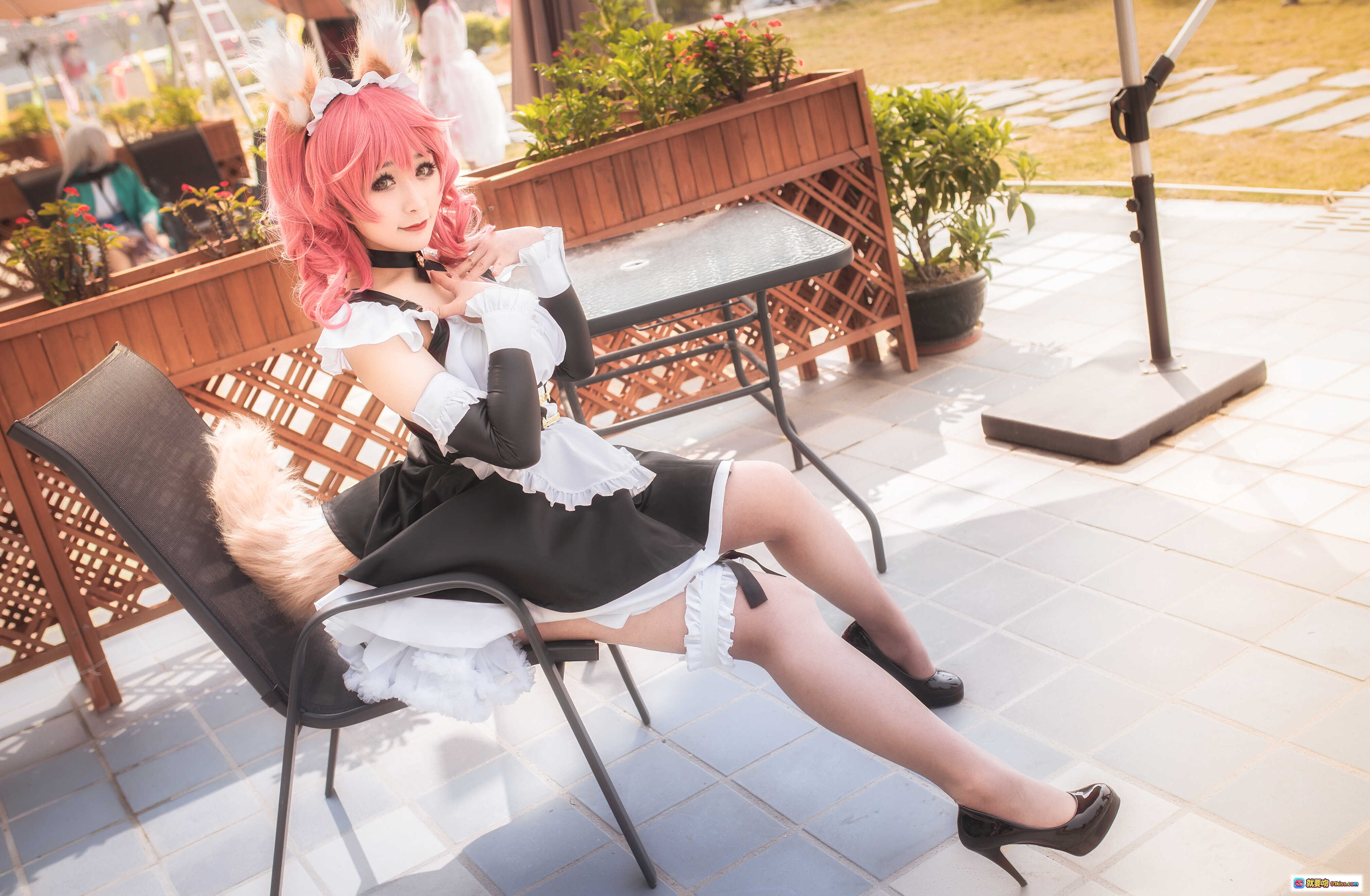 图片[3] - 三刀刀miido NO.006 Fate Extra玉藻前cosplay 粉发女仆装 黑白蕾丝裙 毛茸狐耳狐尾 高跟美腿 户外阳台写真 16P高清图集 - 就要吻