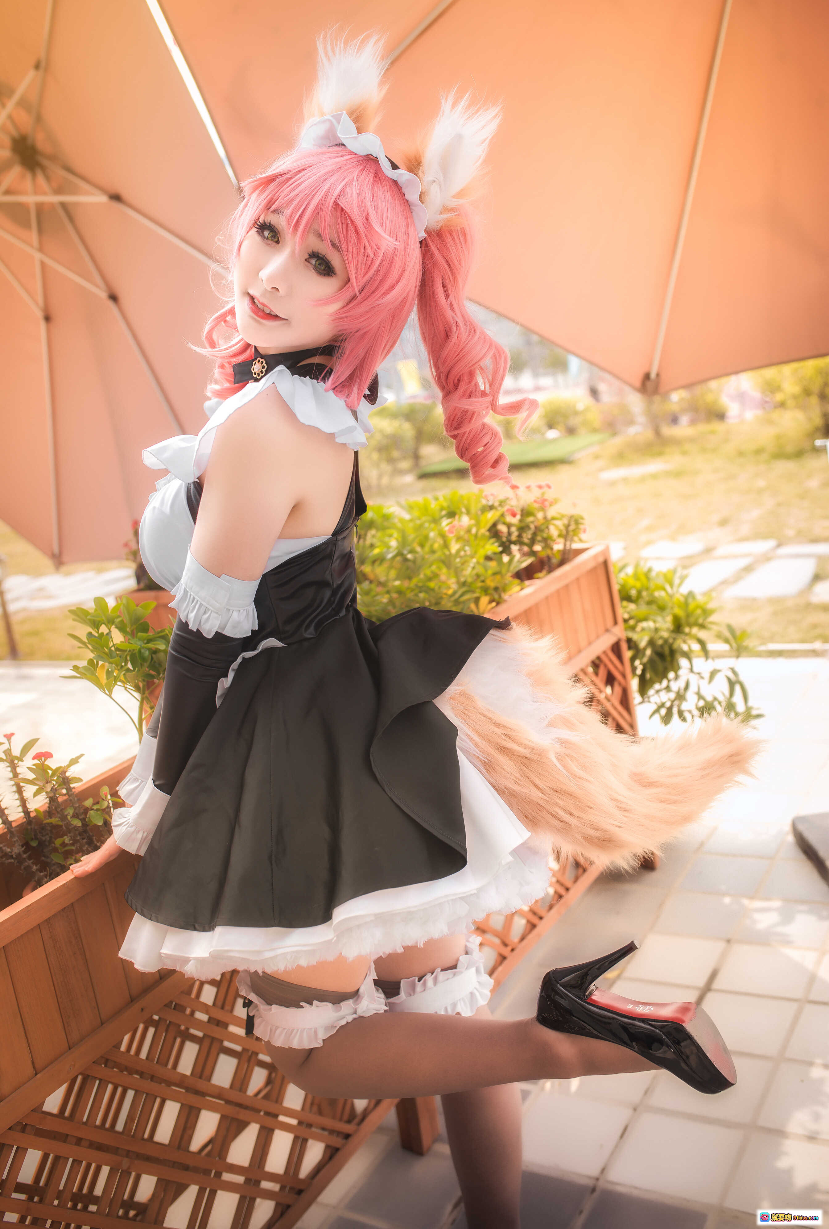 图片[2] - 三刀刀miido NO.006 Fate Extra玉藻前cosplay 粉发女仆装 黑白蕾丝裙 毛茸狐耳狐尾 高跟美腿 户外阳台写真 16P高清图集 - 就要吻