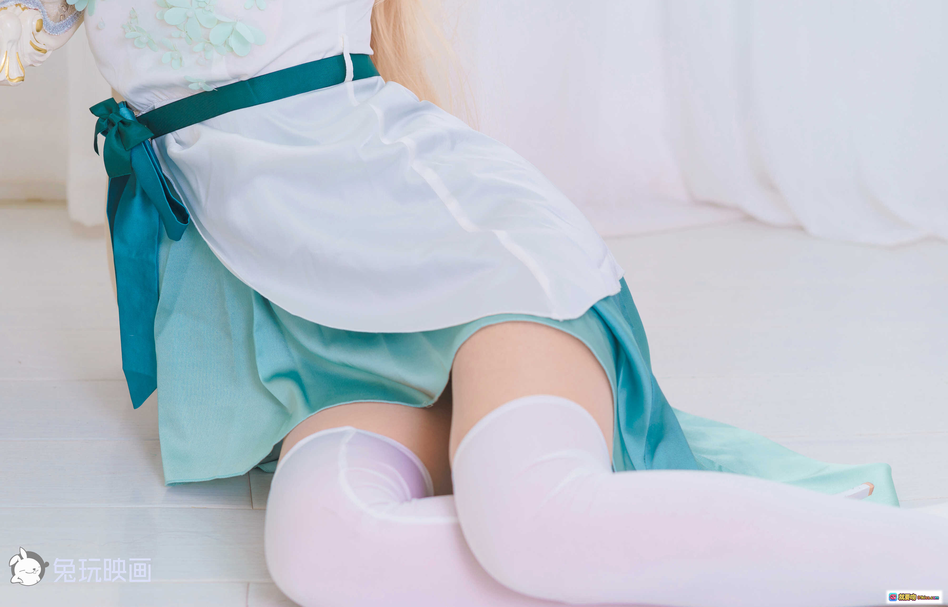 图片[4] - 面饼仙儿NO.072英莉莉cosplay写真｜金发双马尾+白色长手套+青绿裙装+优雅坐姿+室内柔光拍摄 - 就要吻