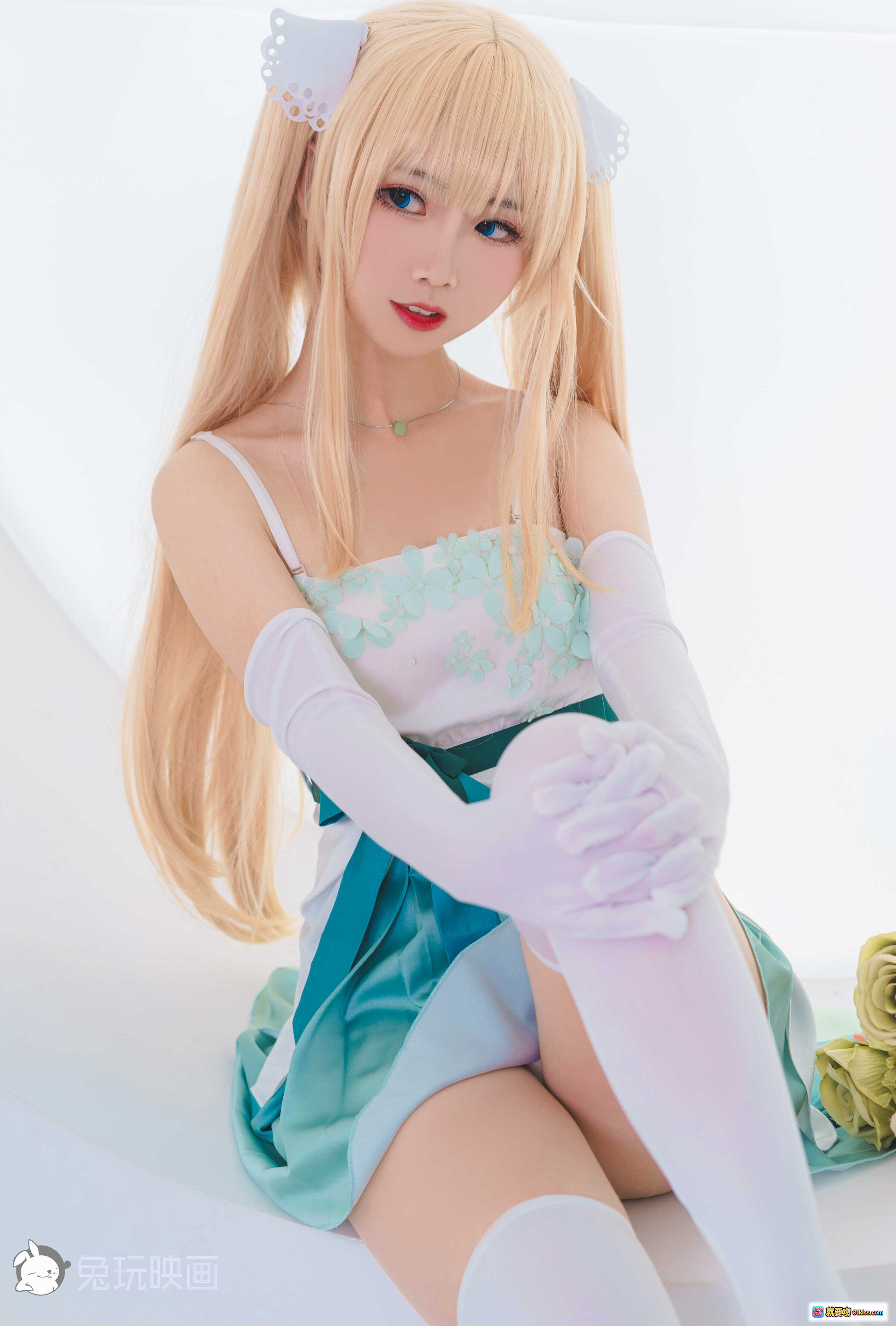 图片[8] - 面饼仙儿NO.072英莉莉cosplay写真｜金发双马尾+白色长手套+青绿裙装+优雅坐姿+室内柔光拍摄 - 就要吻