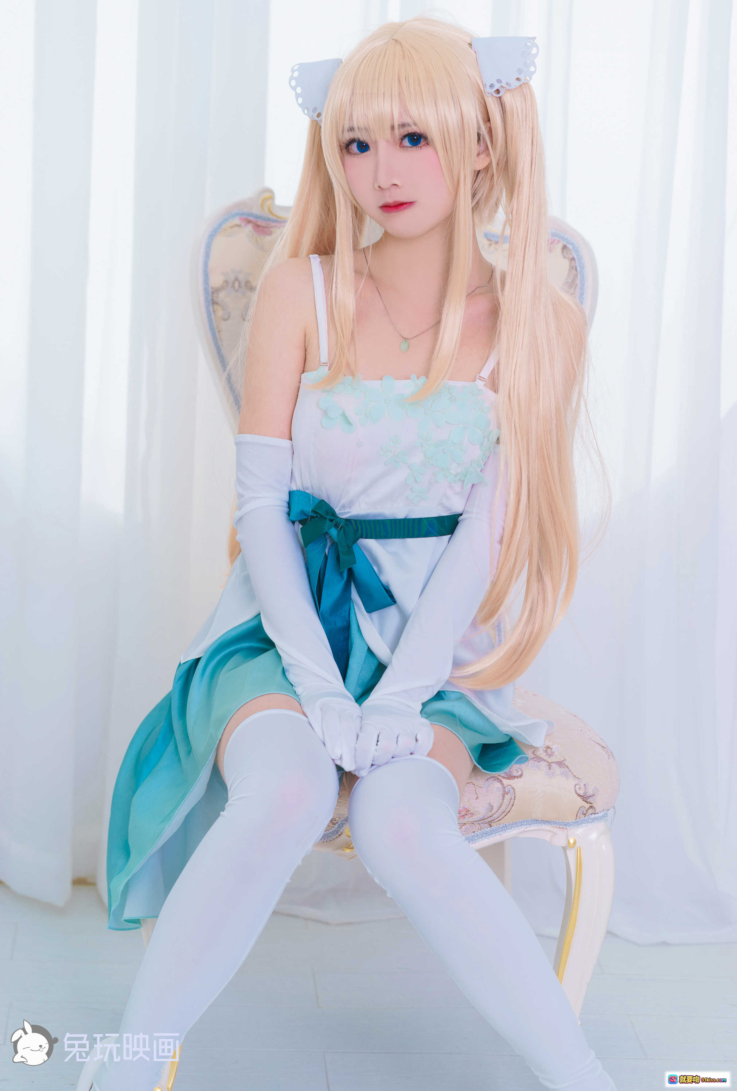 图片[2] - 面饼仙儿NO.072英莉莉cosplay写真｜金发双马尾+白色长手套+青绿裙装+优雅坐姿+室内柔光拍摄 - 就要吻