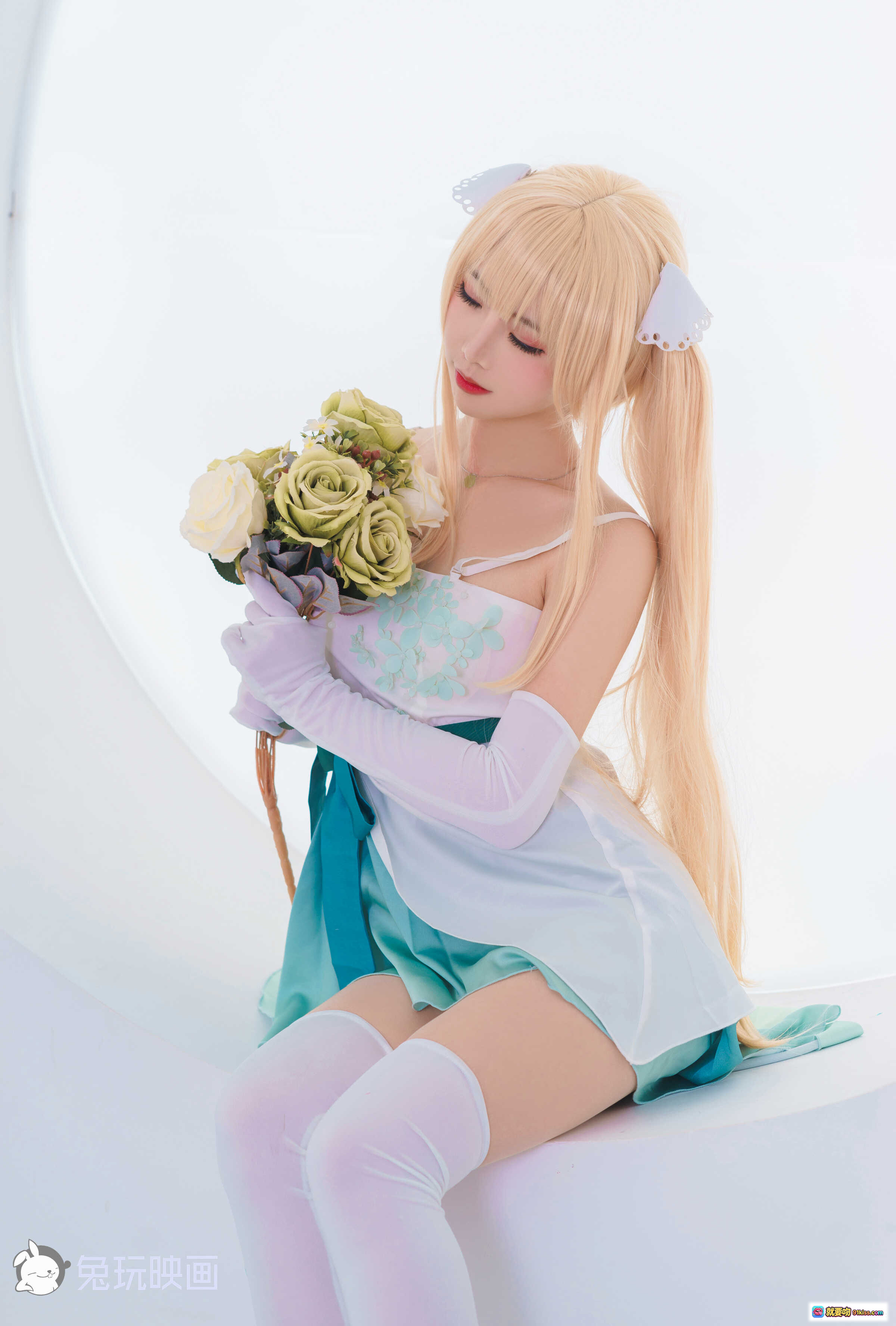 图片[10] - 面饼仙儿NO.072英莉莉cosplay写真｜金发双马尾+白色长手套+青绿裙装+优雅坐姿+室内柔光拍摄 - 就要吻