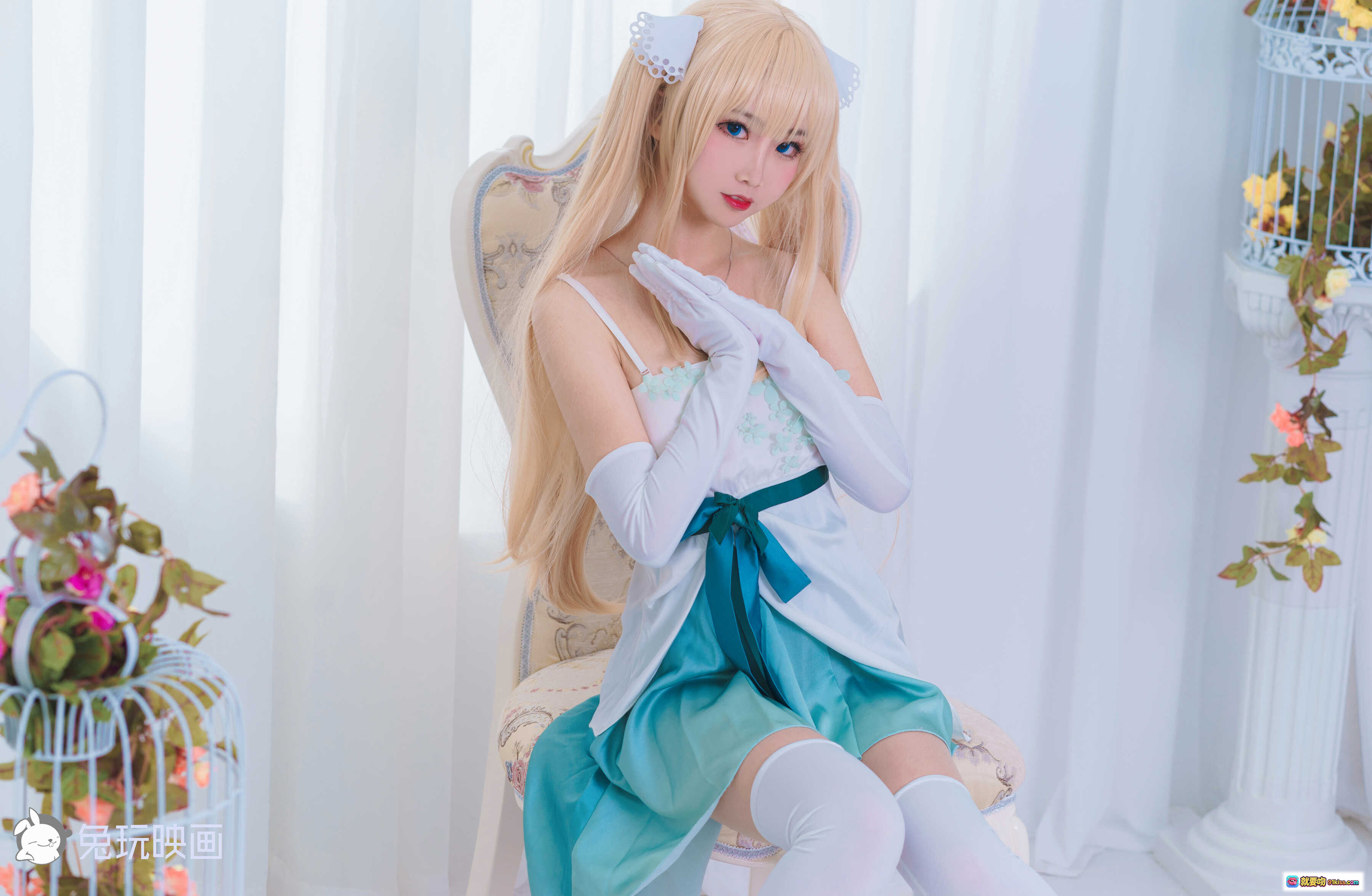 面饼仙儿NO.072英莉莉cosplay写真｜金发双马尾+白色长手套+青绿裙装+优雅坐姿+室内柔光拍摄 - 就要吻