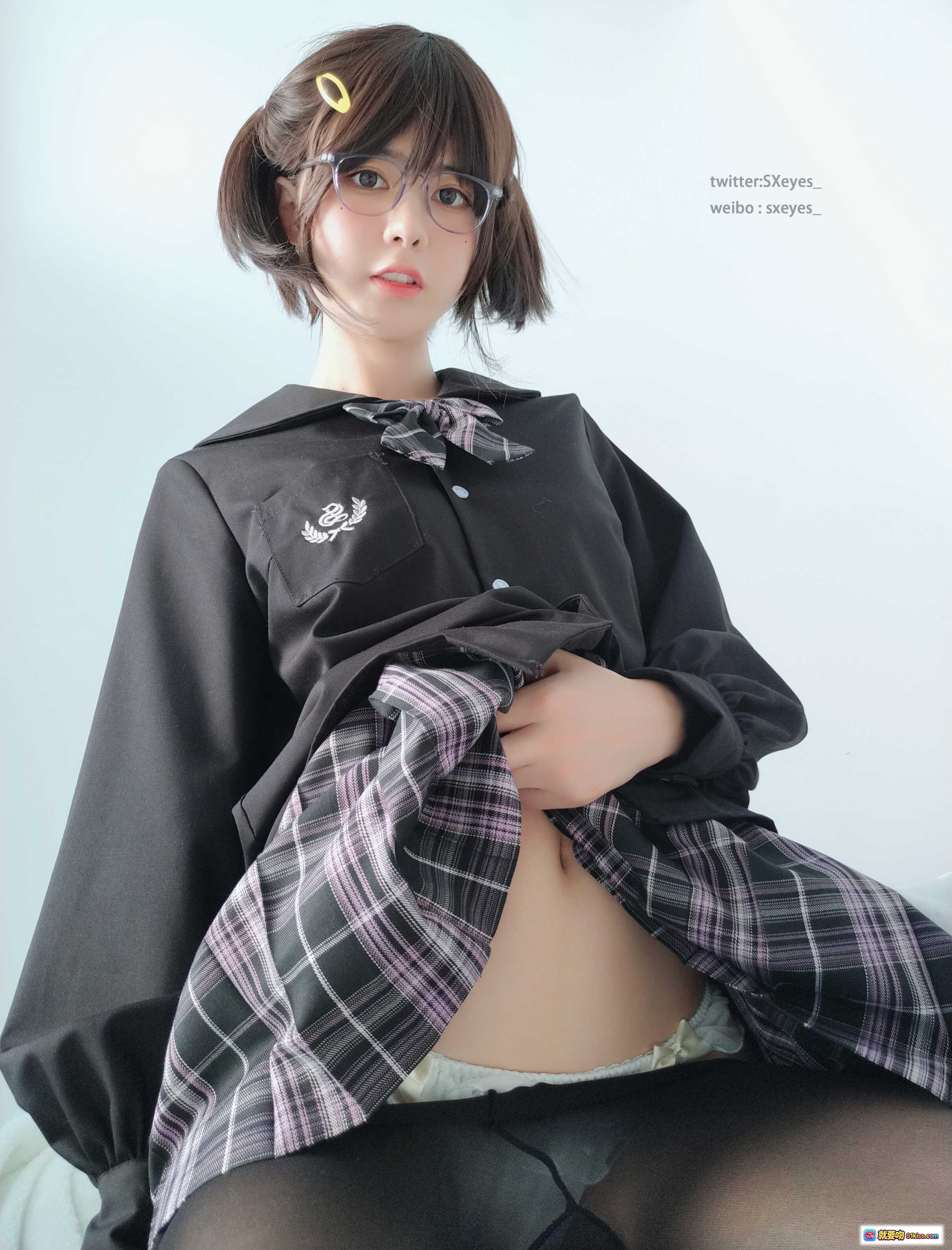 图片[1] - 眼酱大魔王w Vol.15 JK制服写真 22P高清图集 黑色水手服格纹领结 短发眼镜少女 黑丝美腿 日系校园风 - 就要吻