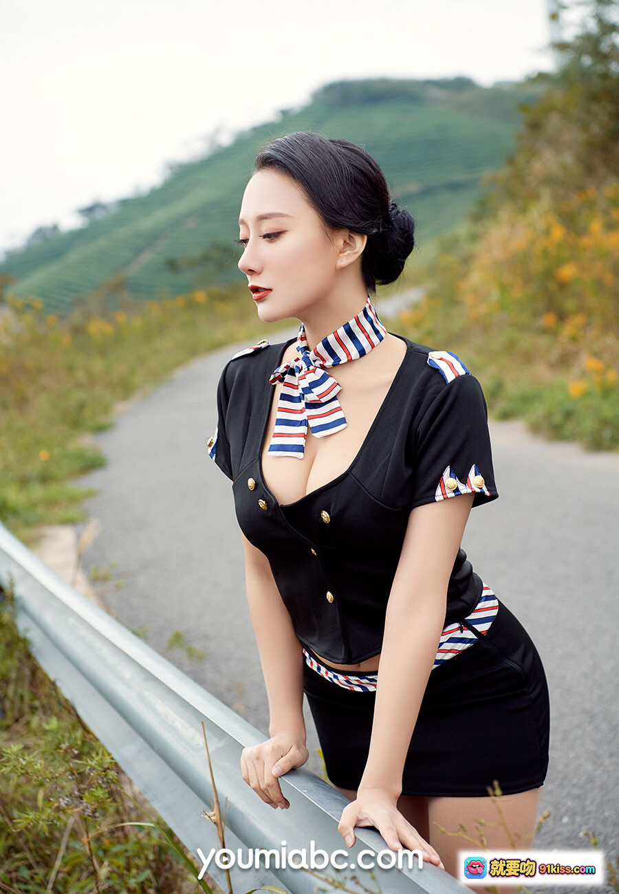 图片[1] - YouMi尤蜜2020.03.12何嘉颖一见倾心写真｜黑裙红蓝条纹领结｜山景公路护栏外拍｜性感优雅气质美女 - 就要吻