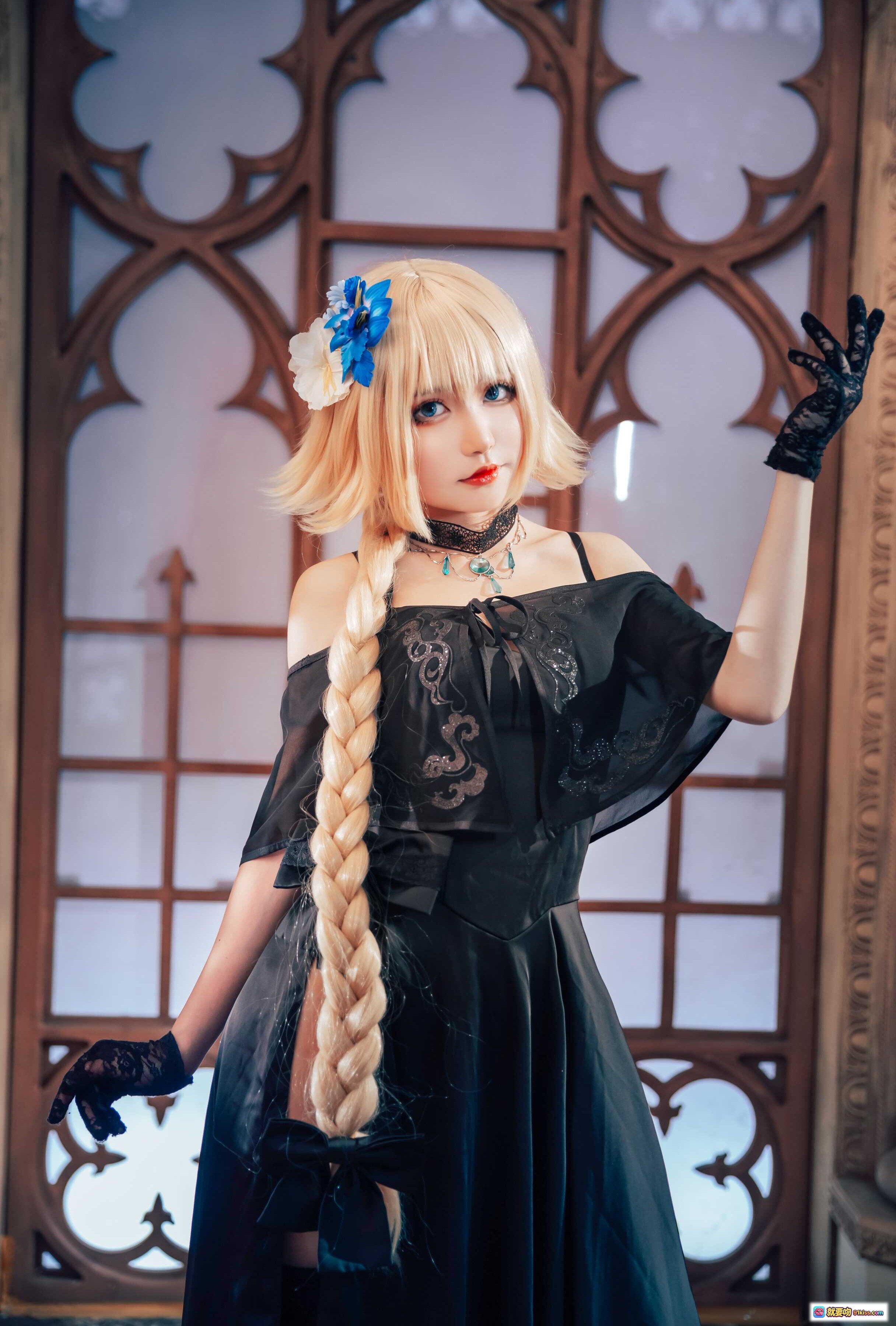 图片[5] - 贞德二周Cosplay优雅黑裙跪姿举杯 Gothic教堂背景精致妆容金发蓝饰 - 就要吻