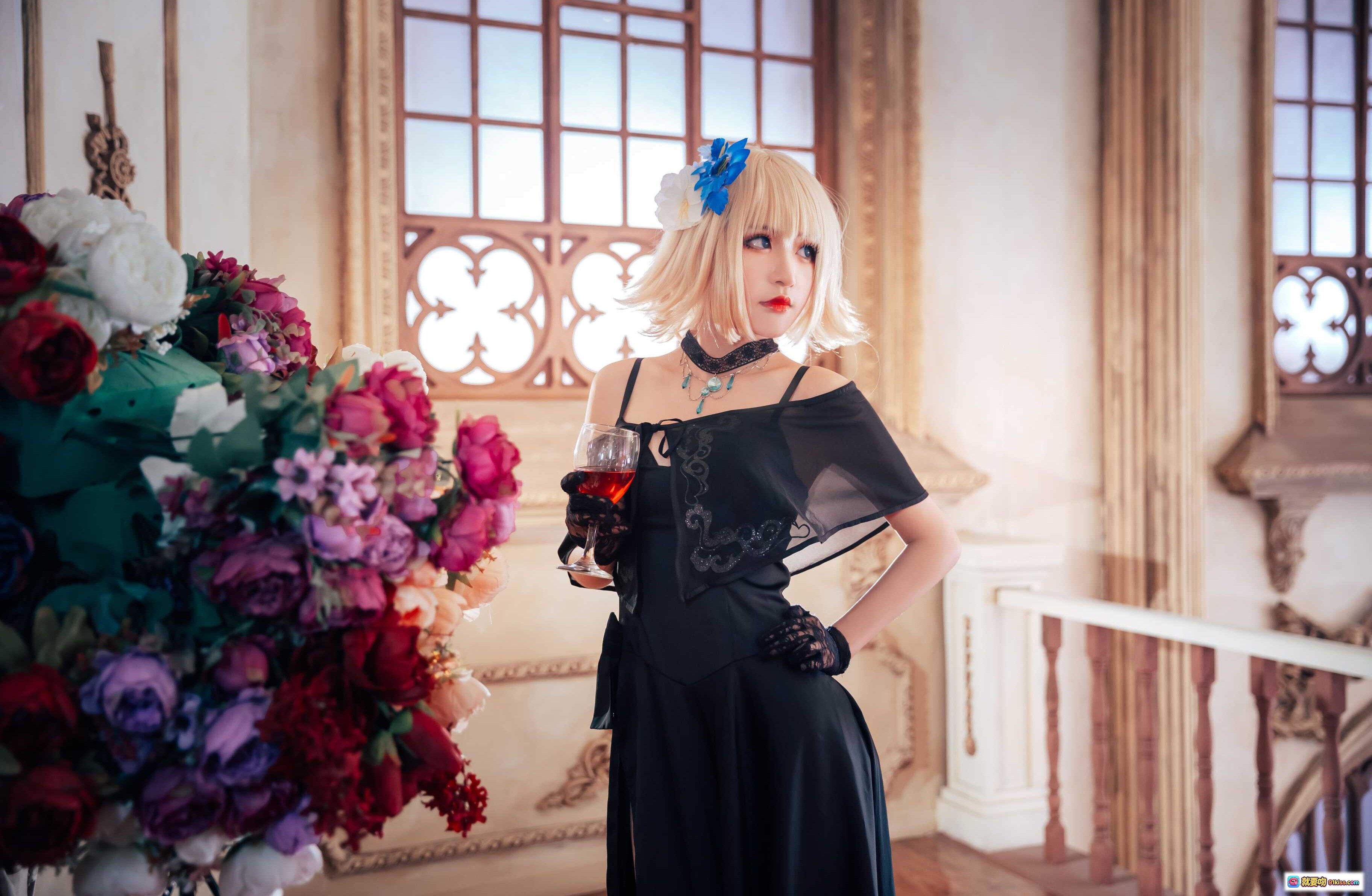 图片[2] - 贞德二周Cosplay优雅黑裙跪姿举杯 Gothic教堂背景精致妆容金发蓝饰 - 就要吻