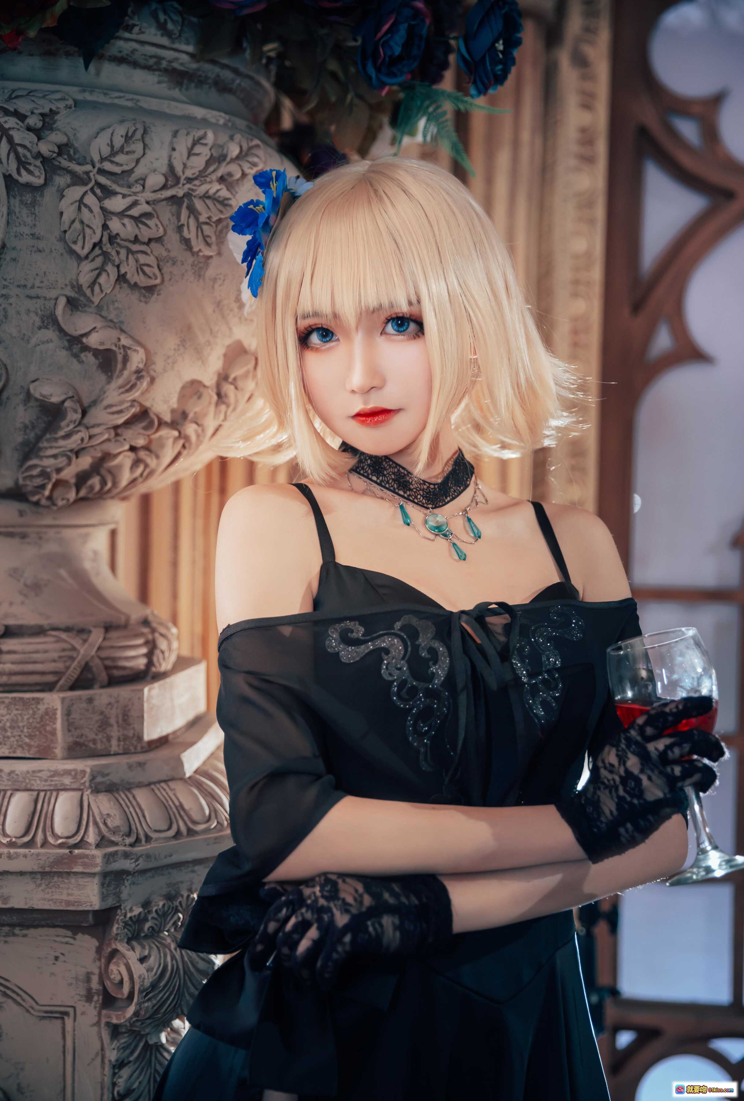 图片[8] - 贞德二周Cosplay优雅黑裙跪姿举杯 Gothic教堂背景精致妆容金发蓝饰 - 就要吻