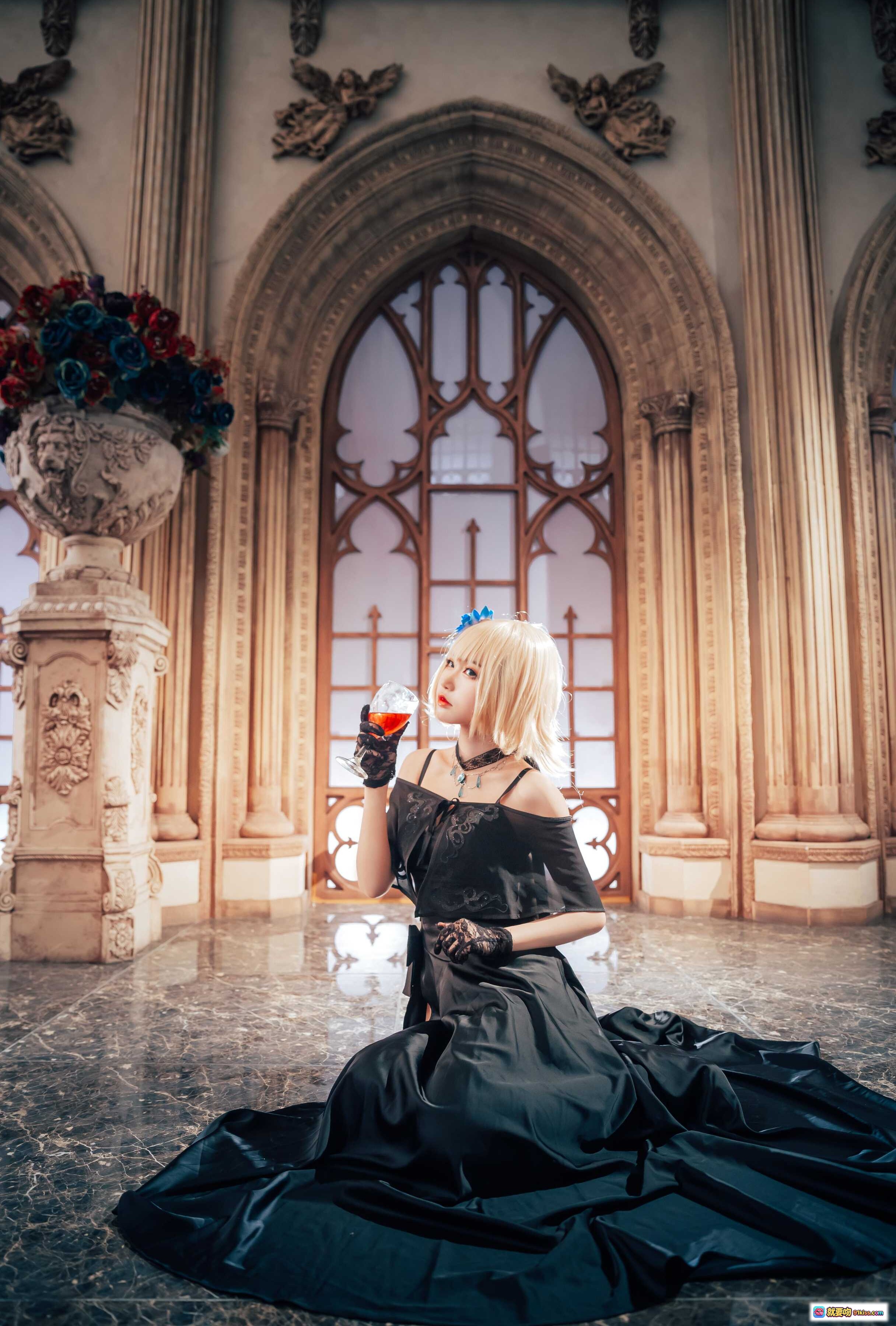 图片[1] - 贞德二周Cosplay优雅黑裙跪姿举杯 Gothic教堂背景精致妆容金发蓝饰 - 就要吻