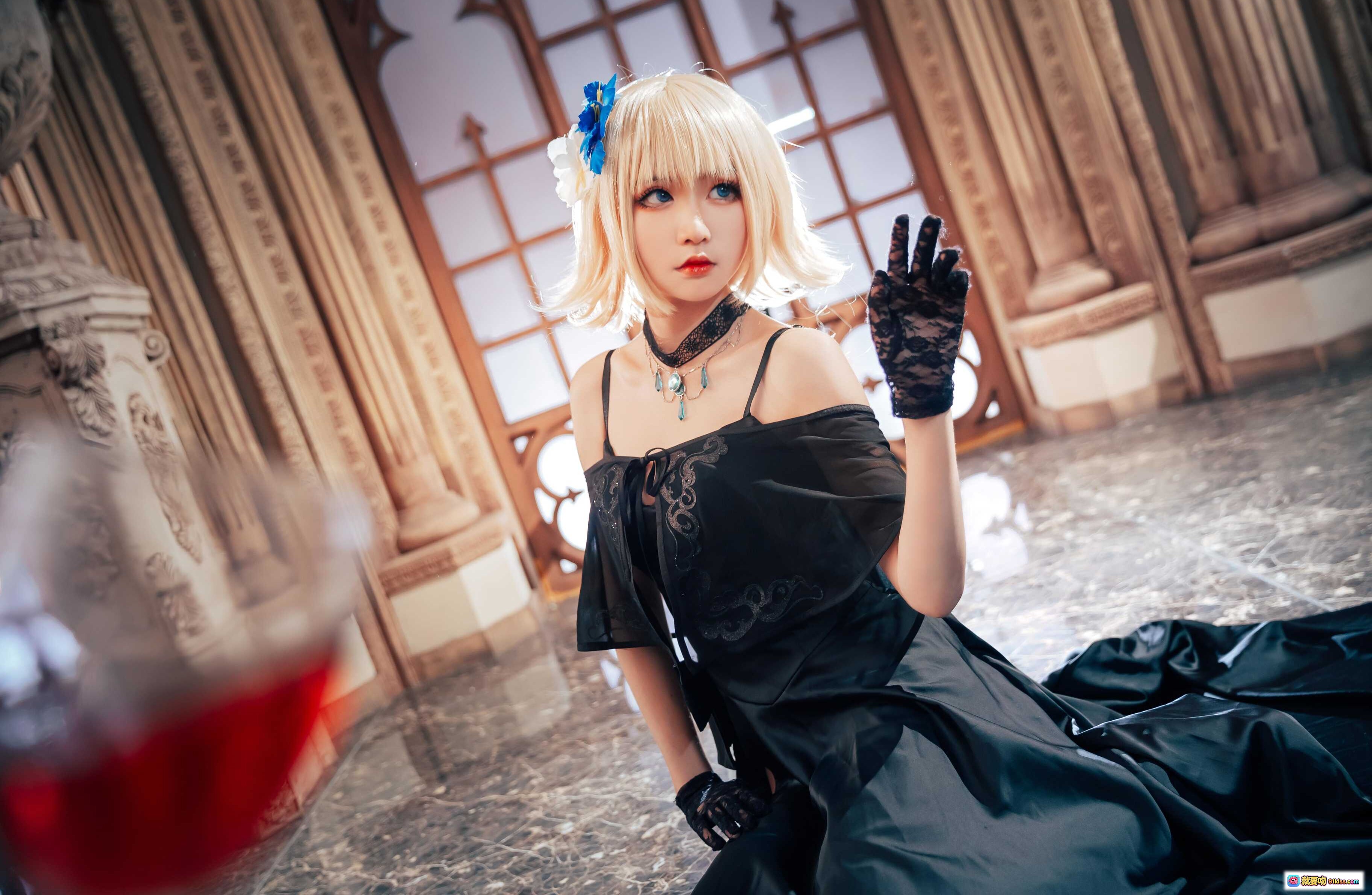 图片[4] - 贞德二周Cosplay优雅黑裙跪姿举杯 Gothic教堂背景精致妆容金发蓝饰 - 就要吻