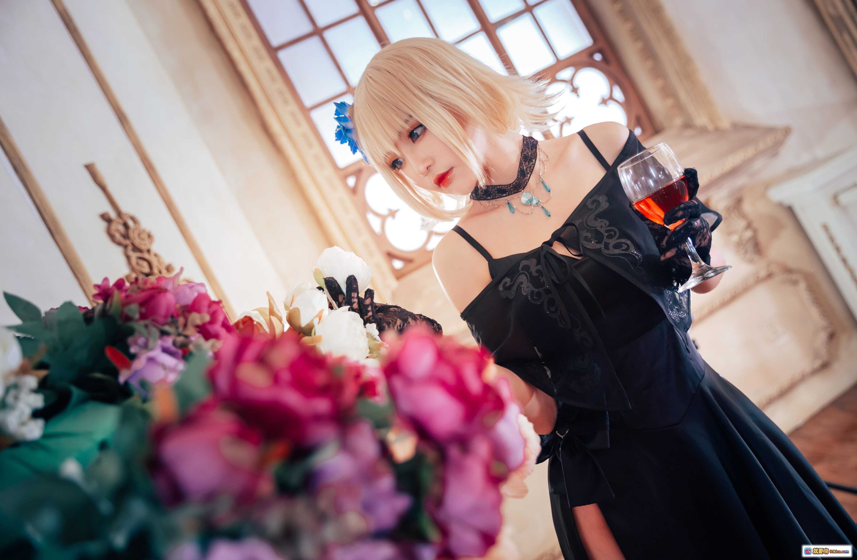 图片[6] - 贞德二周Cosplay优雅黑裙跪姿举杯 Gothic教堂背景精致妆容金发蓝饰 - 就要吻