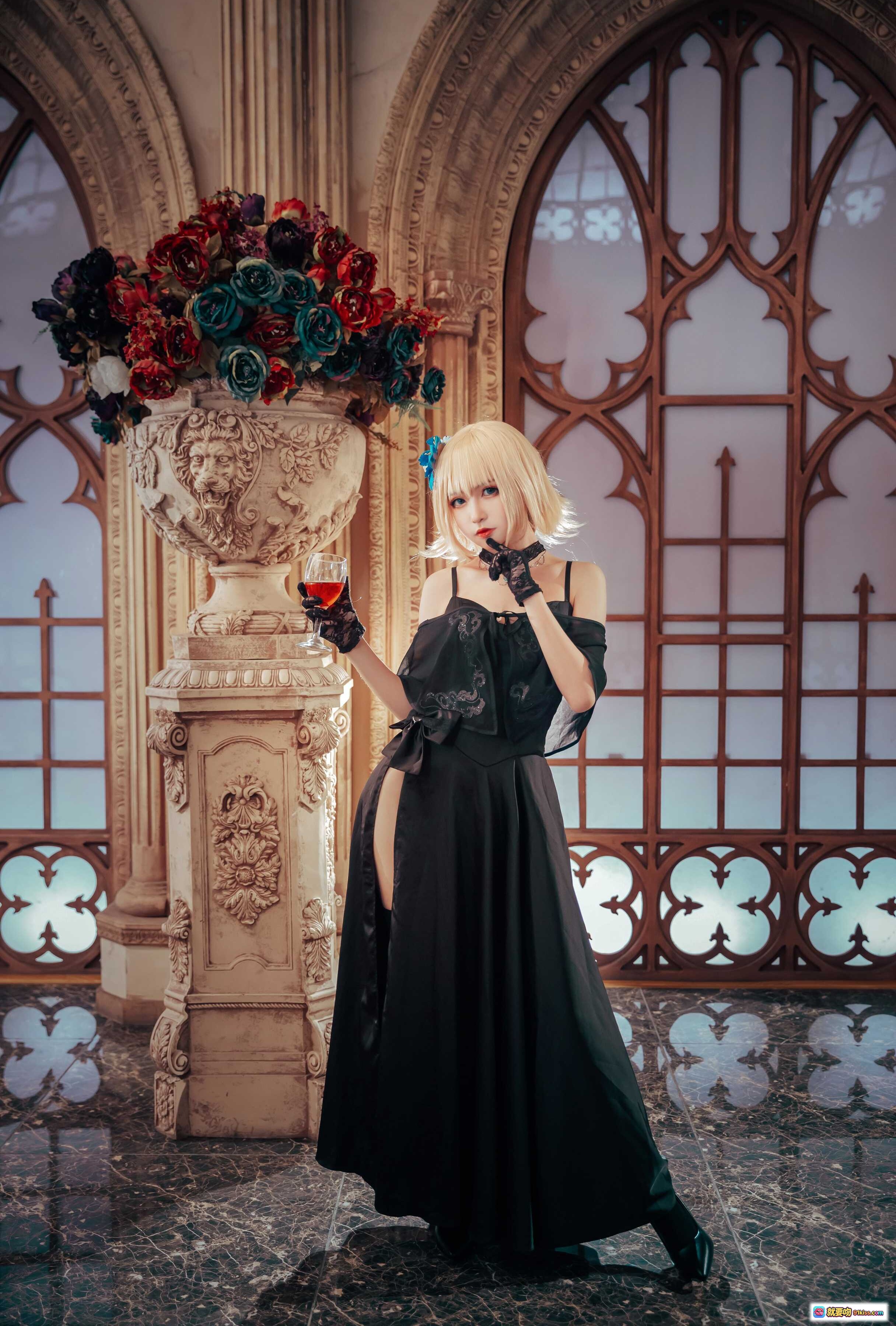 图片[3] - 贞德二周Cosplay优雅黑裙跪姿举杯 Gothic教堂背景精致妆容金发蓝饰 - 就要吻