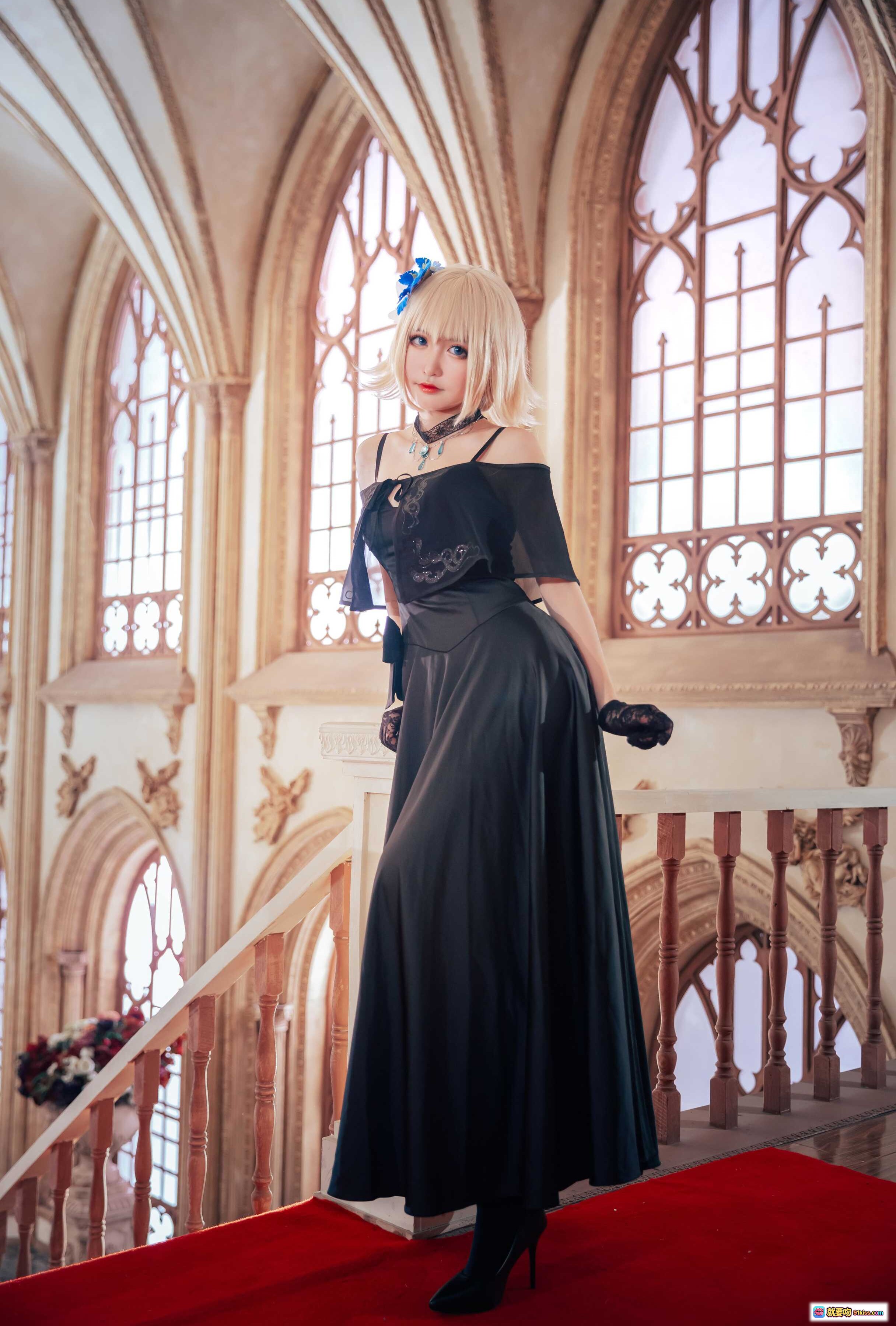图片[10] - 贞德二周Cosplay优雅黑裙跪姿举杯 Gothic教堂背景精致妆容金发蓝饰 - 就要吻