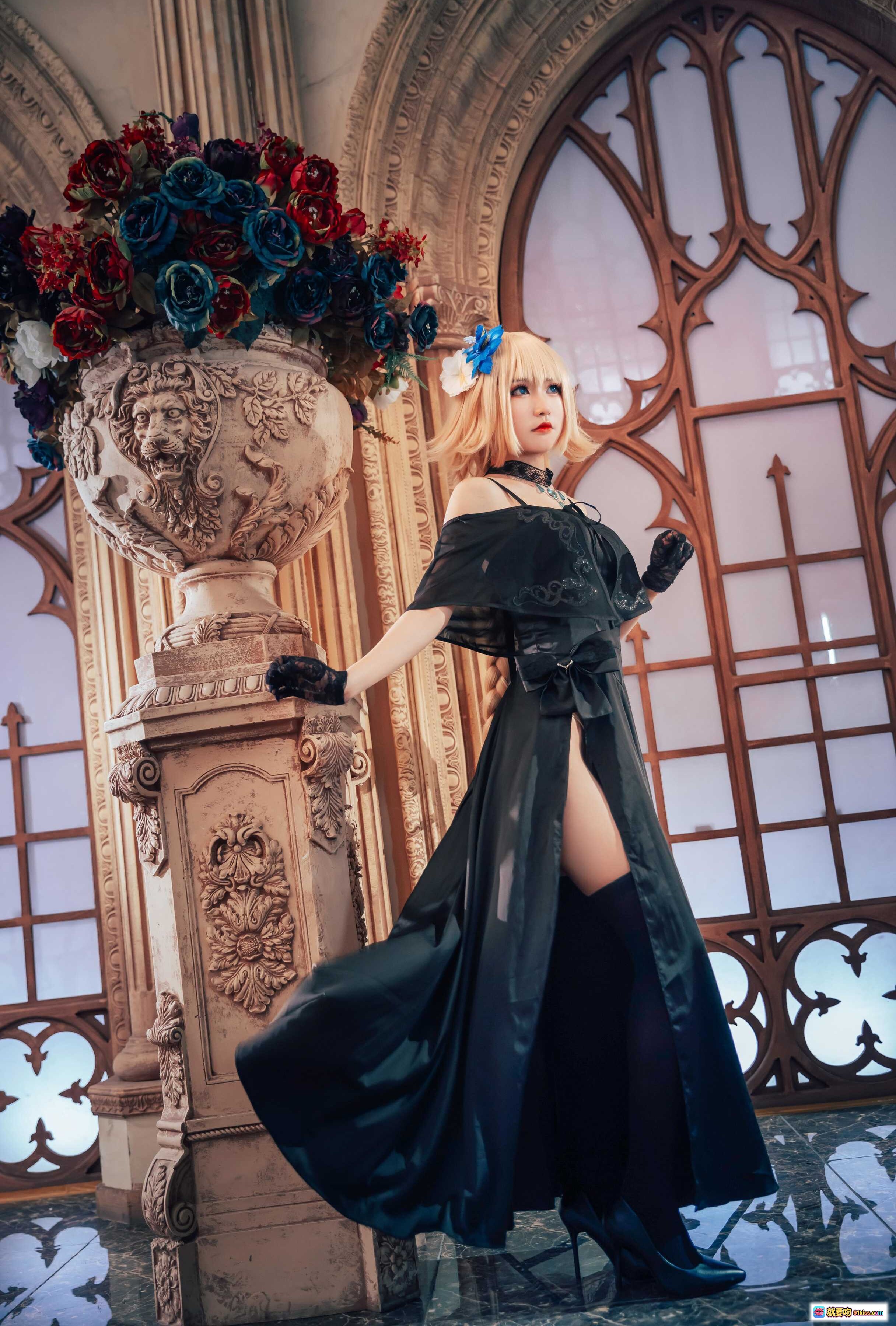 图片[9] - 贞德二周Cosplay优雅黑裙跪姿举杯 Gothic教堂背景精致妆容金发蓝饰 - 就要吻