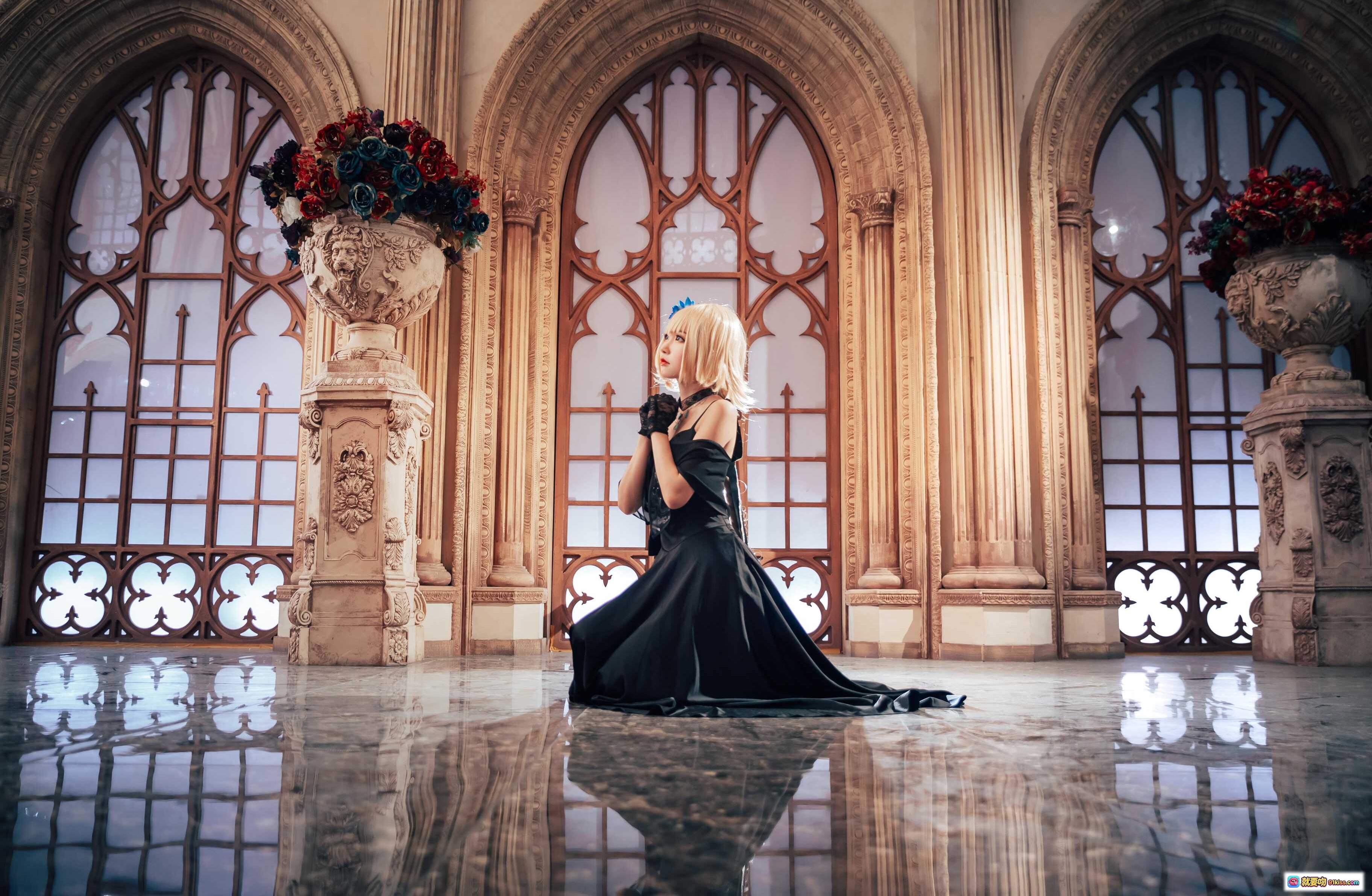 图片[7] - 贞德二周Cosplay优雅黑裙跪姿举杯 Gothic教堂背景精致妆容金发蓝饰 - 就要吻