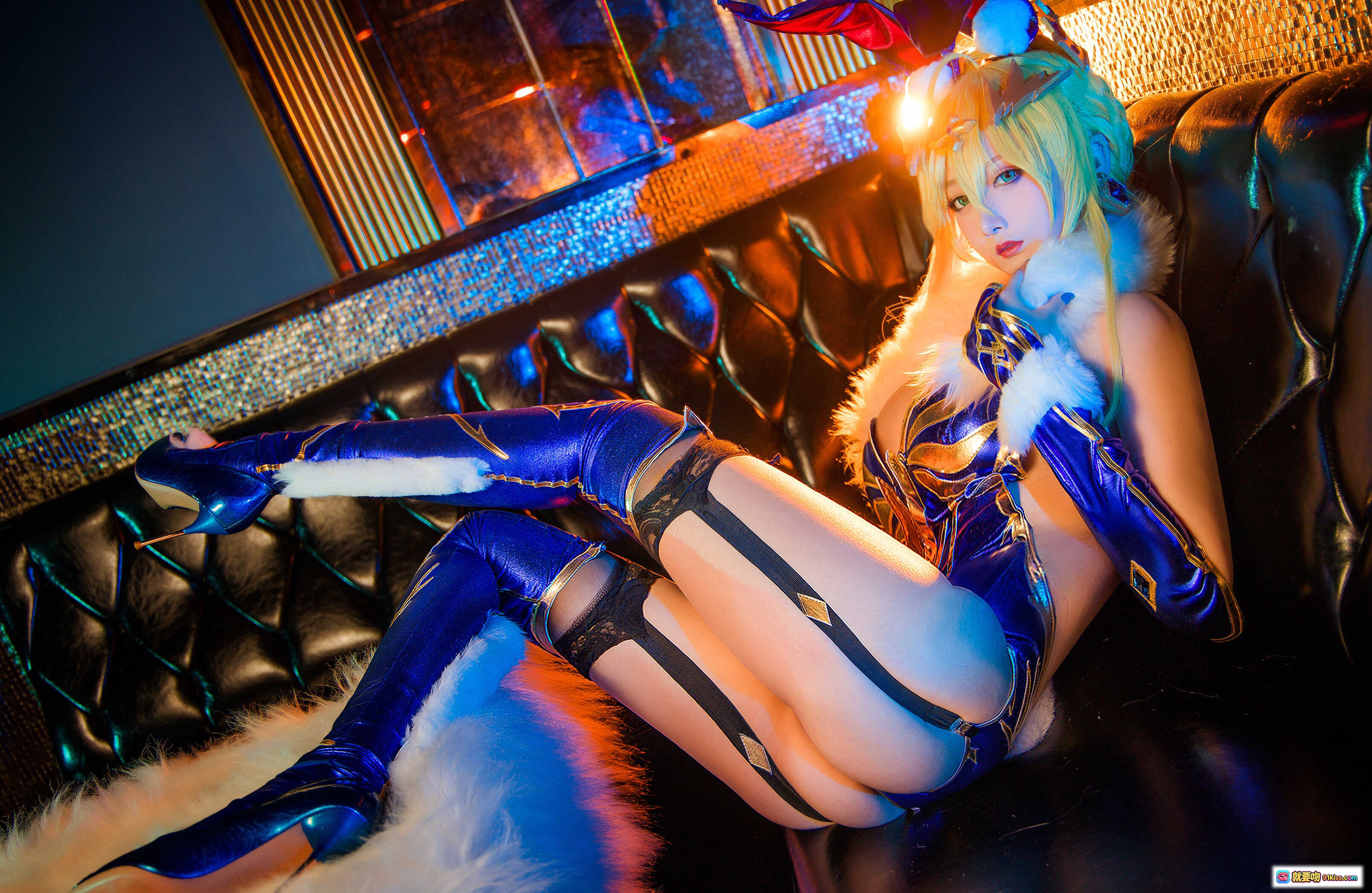 图片[9] - 念念_D NO.002 白枪呆兔女郎Cosplay写真 金发碧眼 紫蓝战衣 毛绒装饰 性感姿势 室内光影拍摄 高清20P - 就要吻