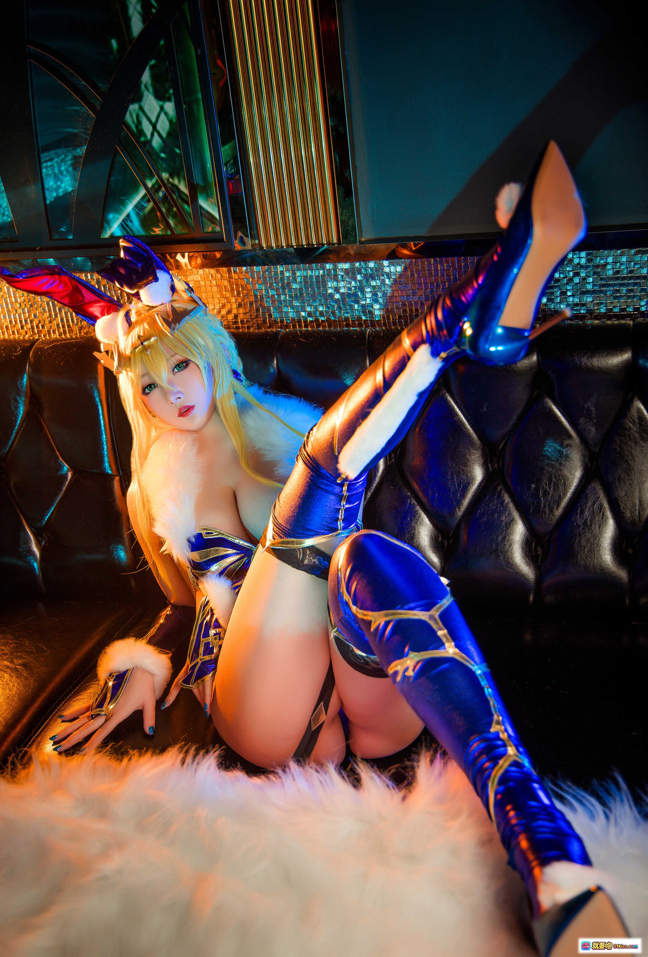 图片[4] - 念念_D NO.002 白枪呆兔女郎Cosplay写真 金发碧眼 紫蓝战衣 毛绒装饰 性感姿势 室内光影拍摄 高清20P - 就要吻