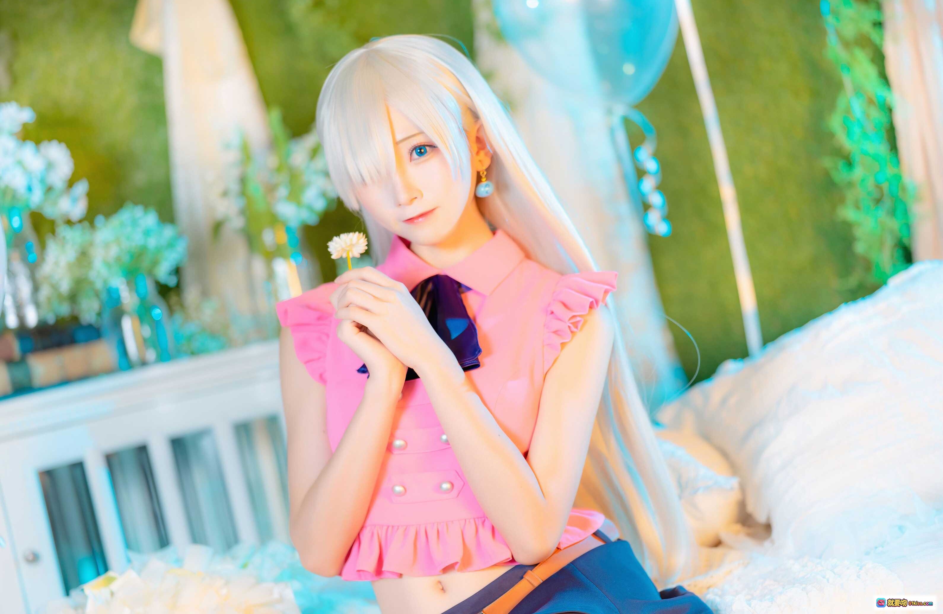 七大罪伊丽莎白cosplay写真 | 粉色荷叶边上衣+深蓝短裙 | 白发蓝瞳少女手持雏菊 | 梦幻绿植背景+气球装饰 | Kitaro绮太郎NO.070高清美图 - 就要吻