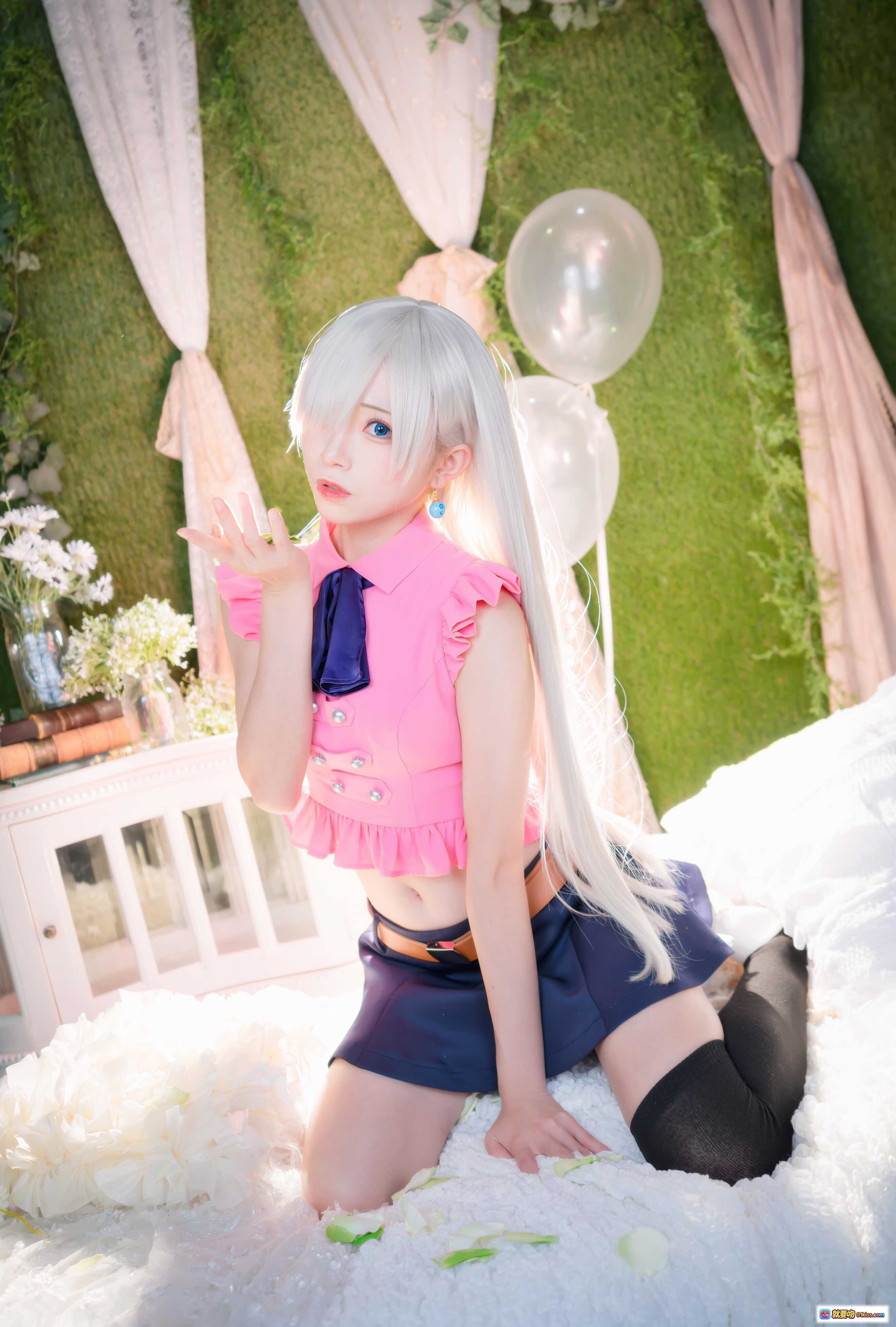 图片[5] - 七大罪伊丽莎白cosplay写真 | 粉色荷叶边上衣+深蓝短裙 | 白发蓝瞳少女手持雏菊 | 梦幻绿植背景+气球装饰 | Kitaro绮太郎NO.070高清美图 - 就要吻