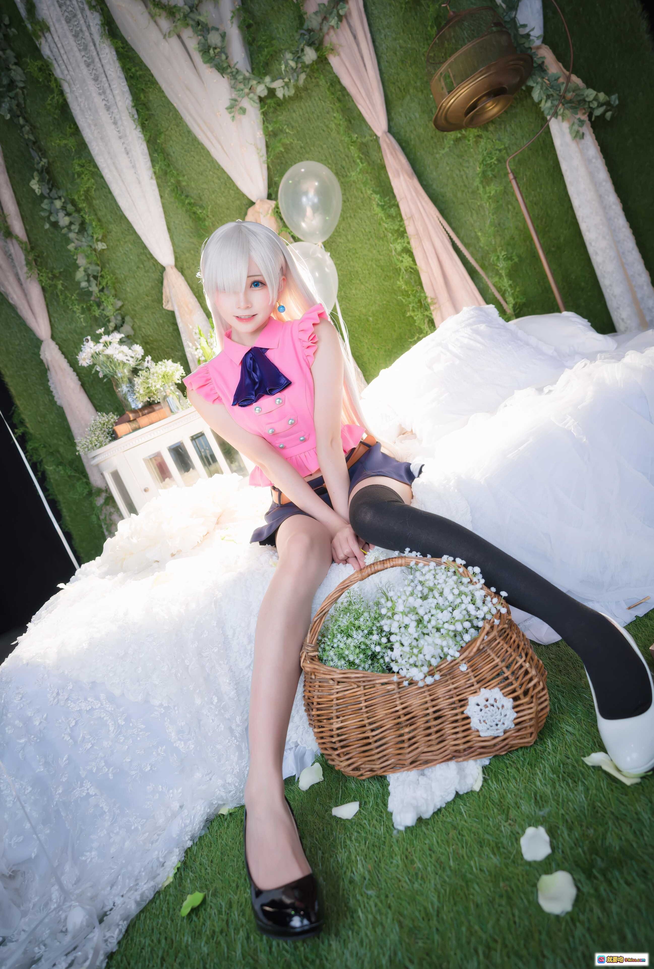 图片[8] - 七大罪伊丽莎白cosplay写真 | 粉色荷叶边上衣+深蓝短裙 | 白发蓝瞳少女手持雏菊 | 梦幻绿植背景+气球装饰 | Kitaro绮太郎NO.070高清美图 - 就要吻